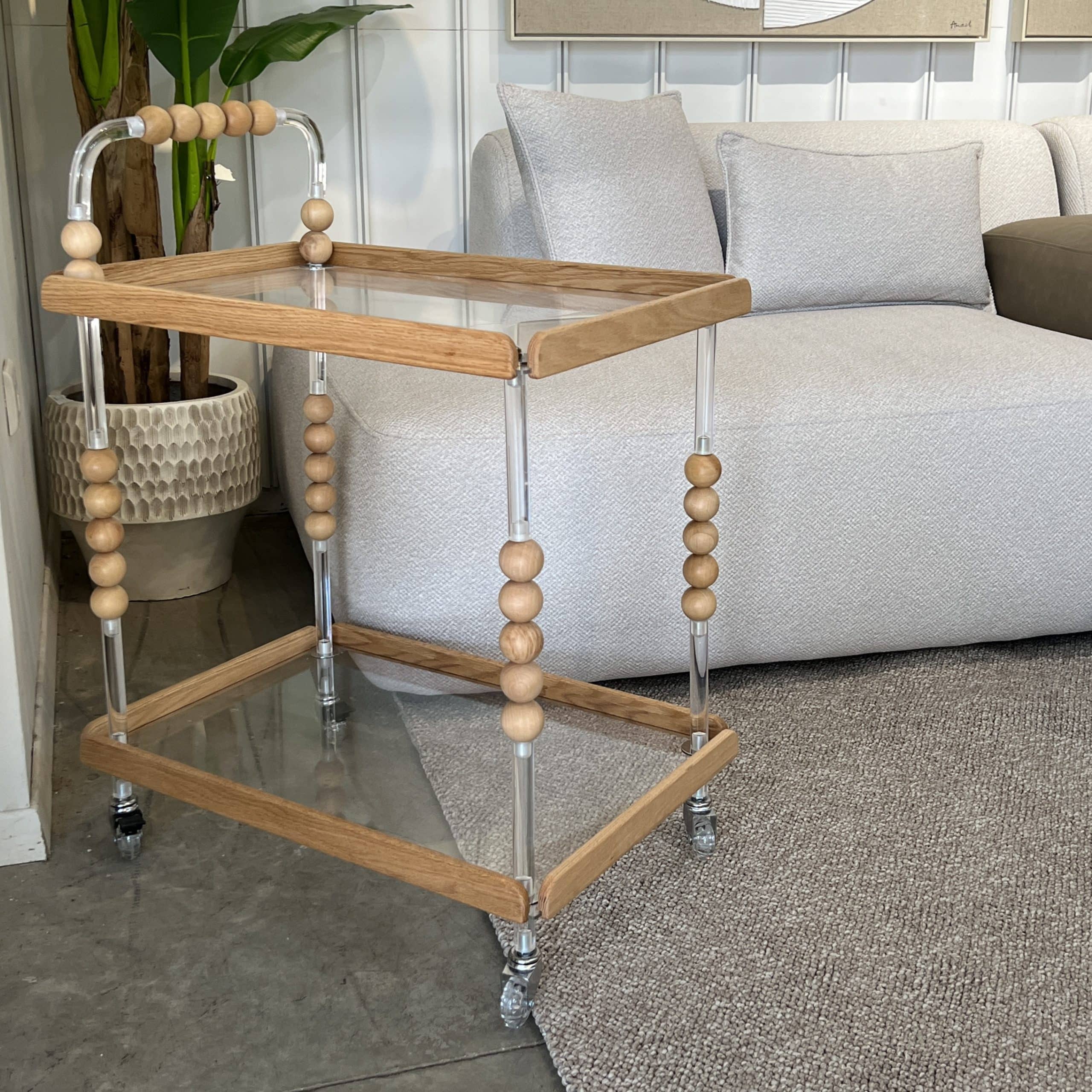 עגלת משקאות מעוצבת מלבנית אקריל בשילוב עץ עיטורי כדורים דגם איקו עגלת משקאות מעוצבת מלבנית אקריל בשילוב עץ עיטורי כדורים דגם איקו