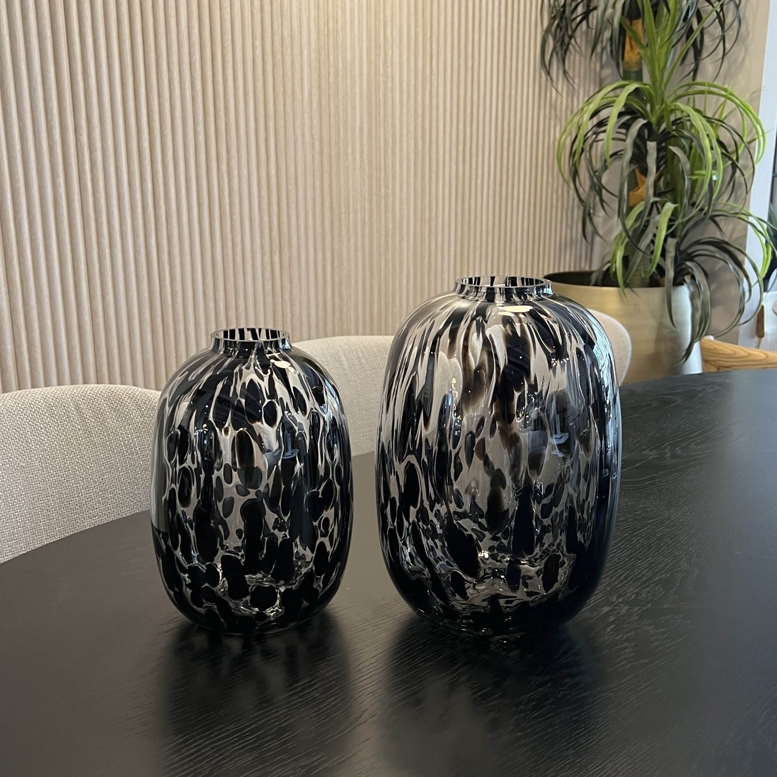 כד מנומר מעוצב שחור שקוף דגם איקו כד מנומר מעוצב שחור שקוף דגם איקו