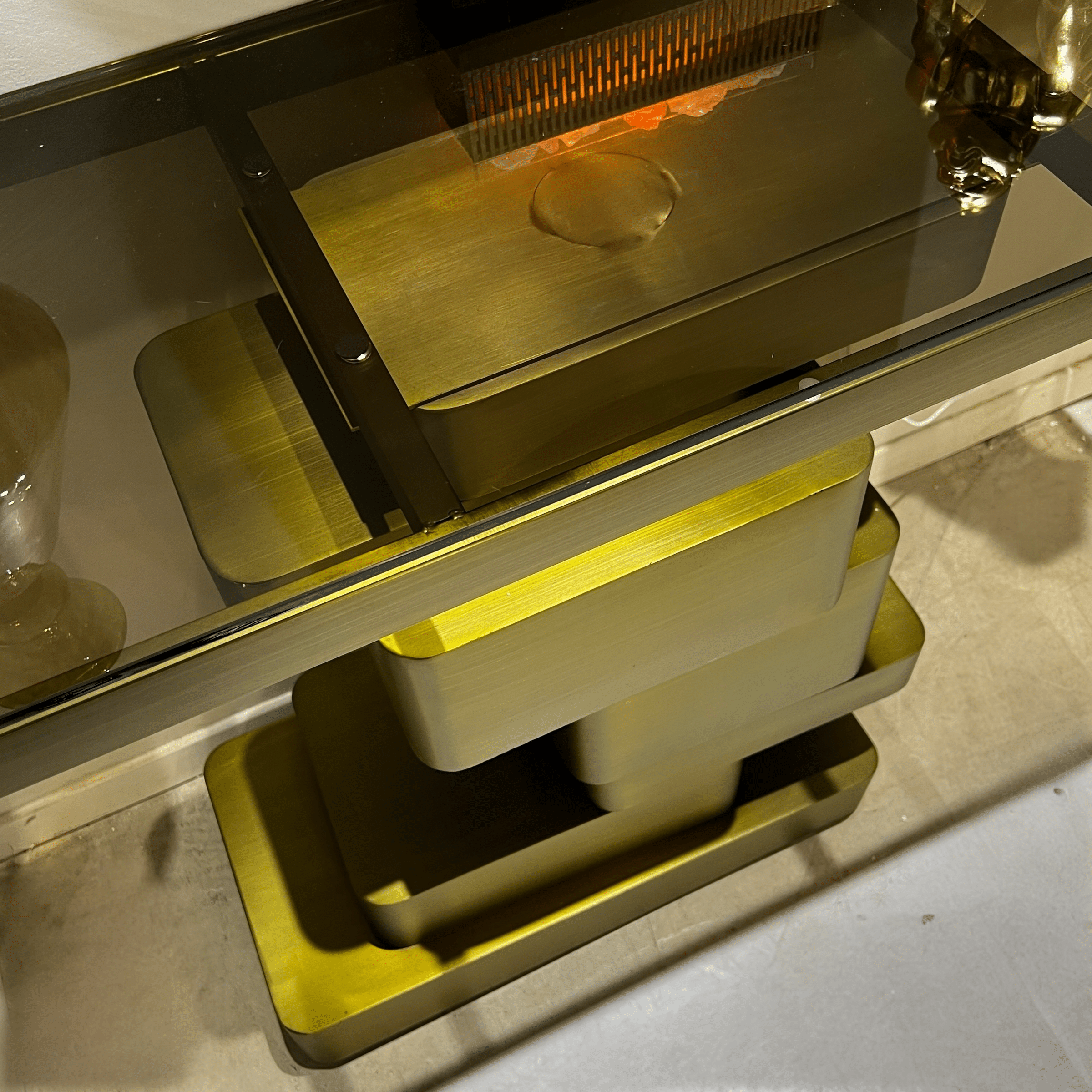 קונסולה פיזה זכוכית חומה רגל ברונזה יוקרתית דגם סופיטל