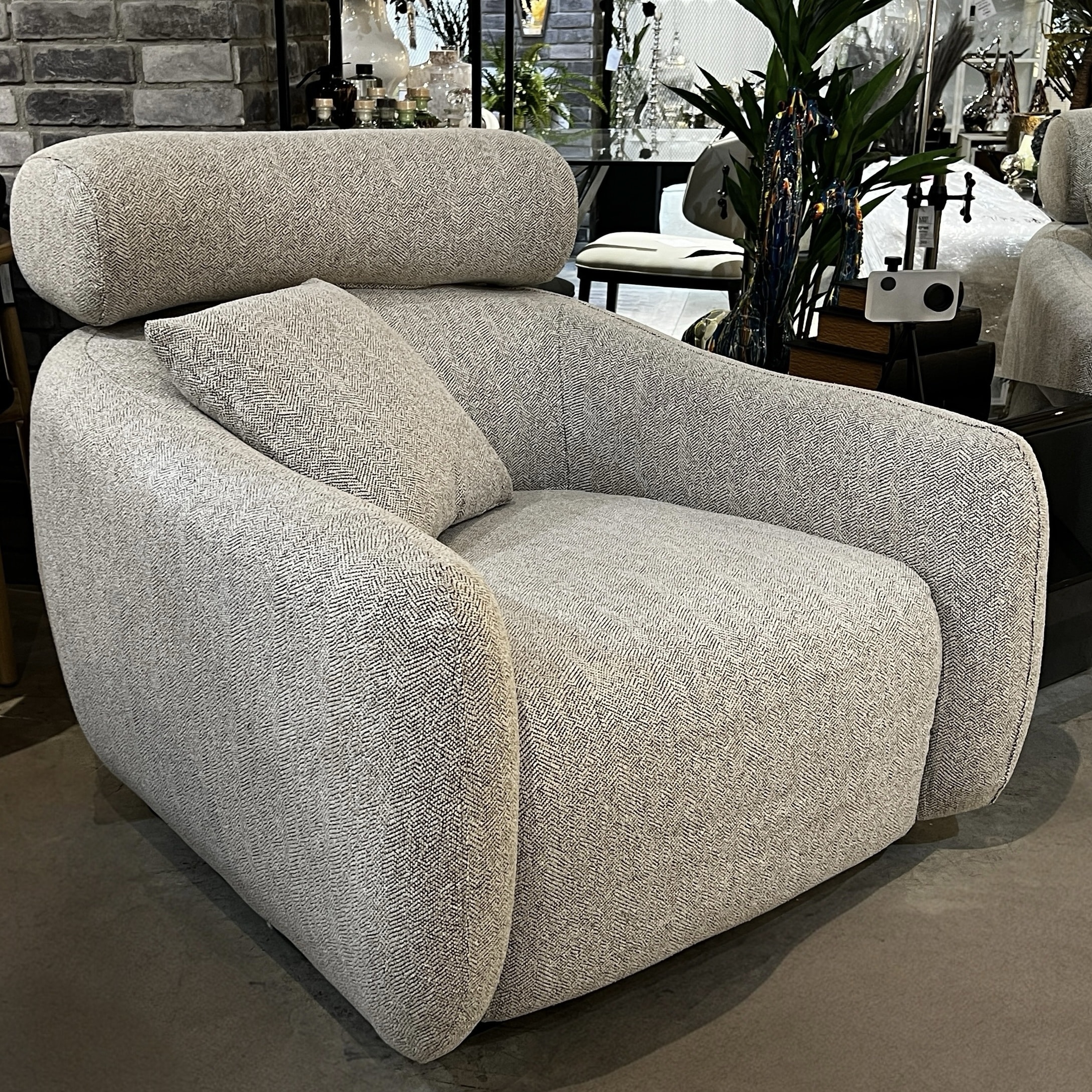 כורסא מעוצבת מקלן אריג אפור אבן דגם סופיטל - אחרונה במלאי! כורסא מעוצבת מקלן אריג אפור אבן דגם סופיטל - אחרונה במלאי!