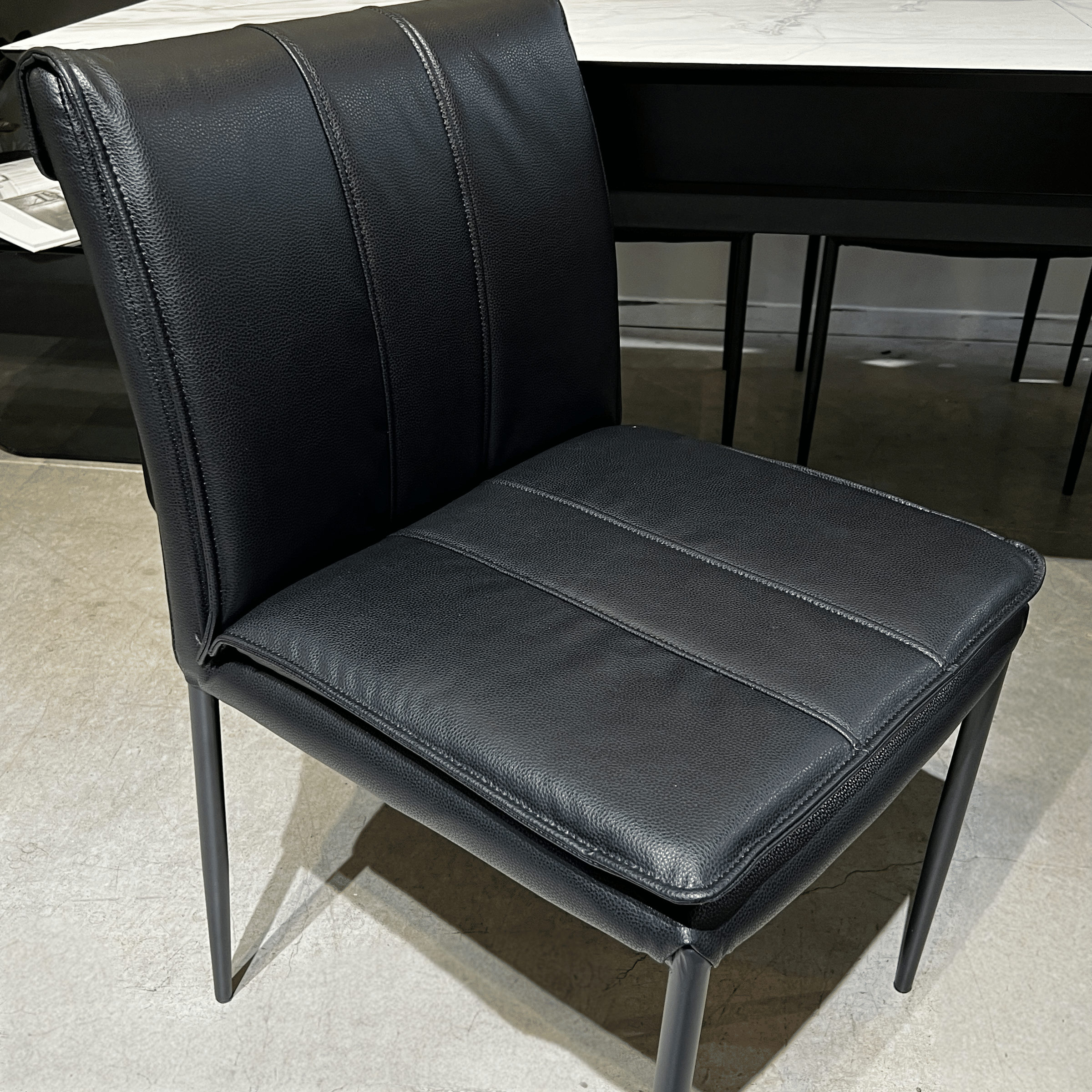 כסא מקאו דמוי עור שחור רגל שחורה דגם סופיטל כסא מקאו דמוי עור שחור רגל שחורה דגם סופיטל