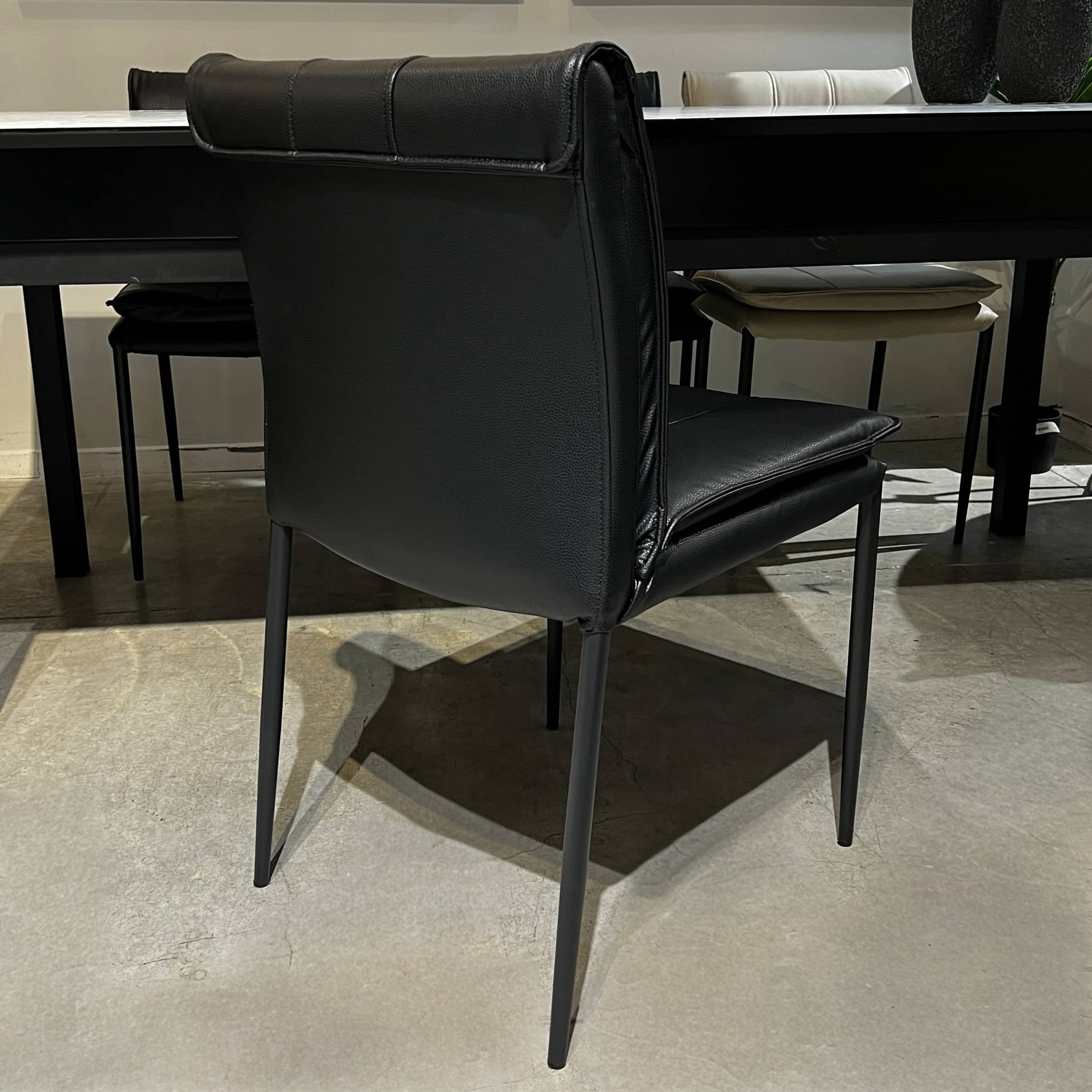 כסא מקאו דמוי עור שחור רגל שחורה דגם סופיטל כסא מקאו דמוי עור שחור רגל שחורה דגם סופיטל