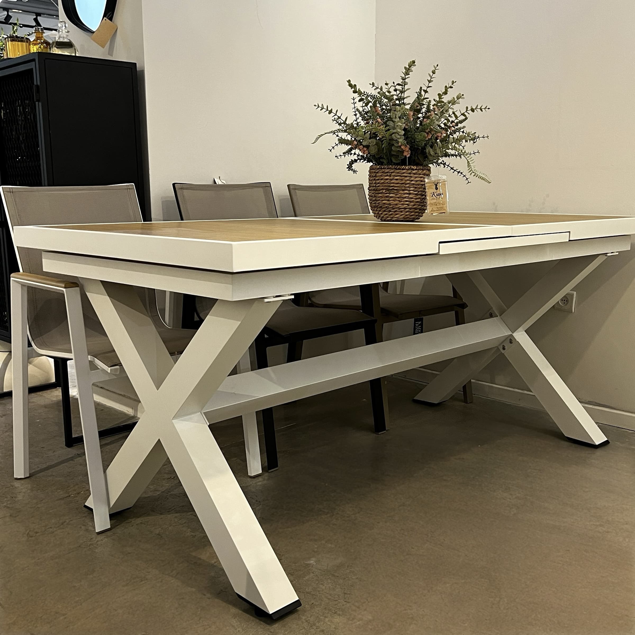 שולחן אוכל חוץ נפתח אלומיניום לבן פלטה עץ דגם סופיטל שולחן אוכל חוץ נפתח אלומיניום לבן פלטה עץ דגם סופיטל