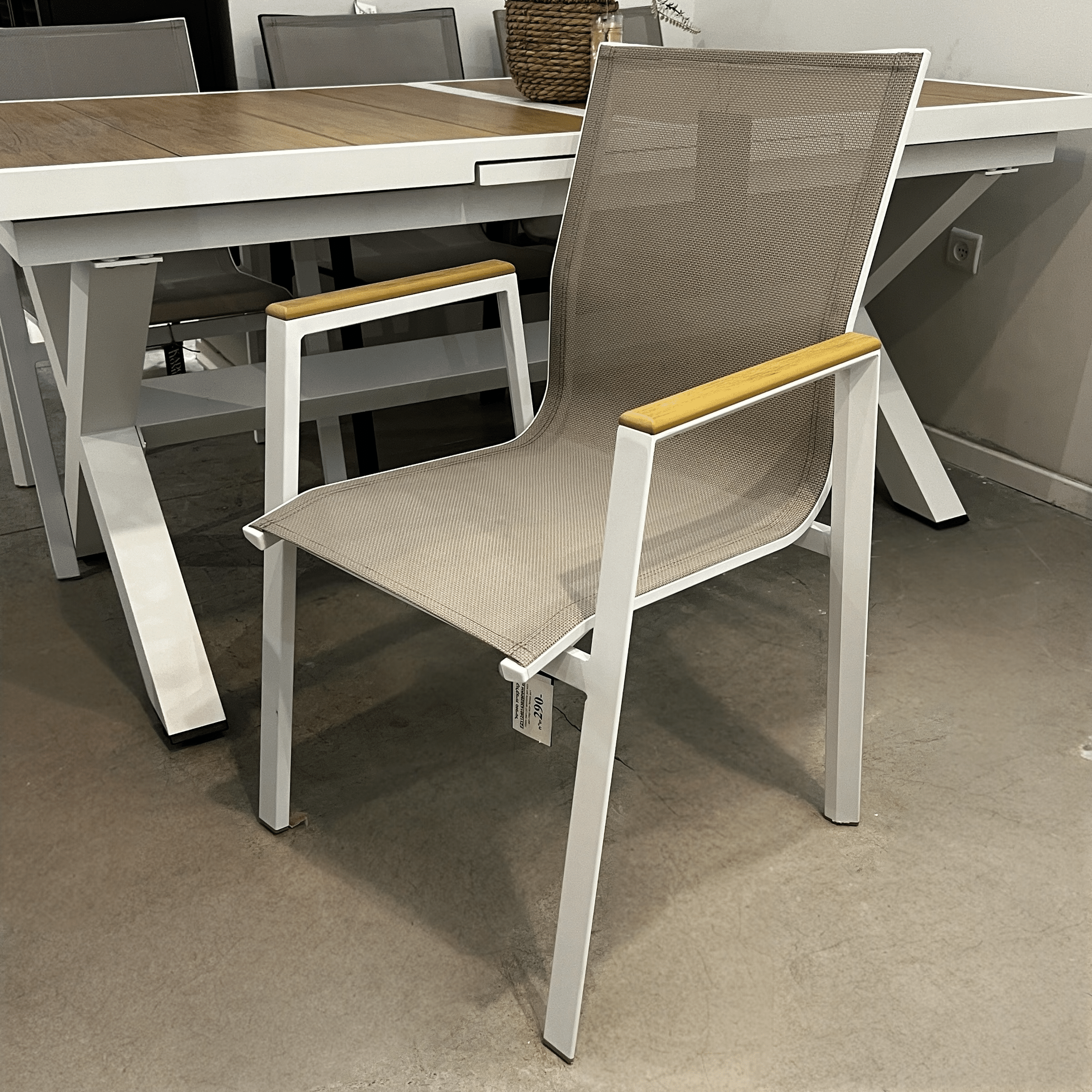 כסא חוץ אלומיניום לבן רשת כפולה דגם סופיטל כסא חוץ אלומיניום לבן רשת כפולה דגם סופיטל