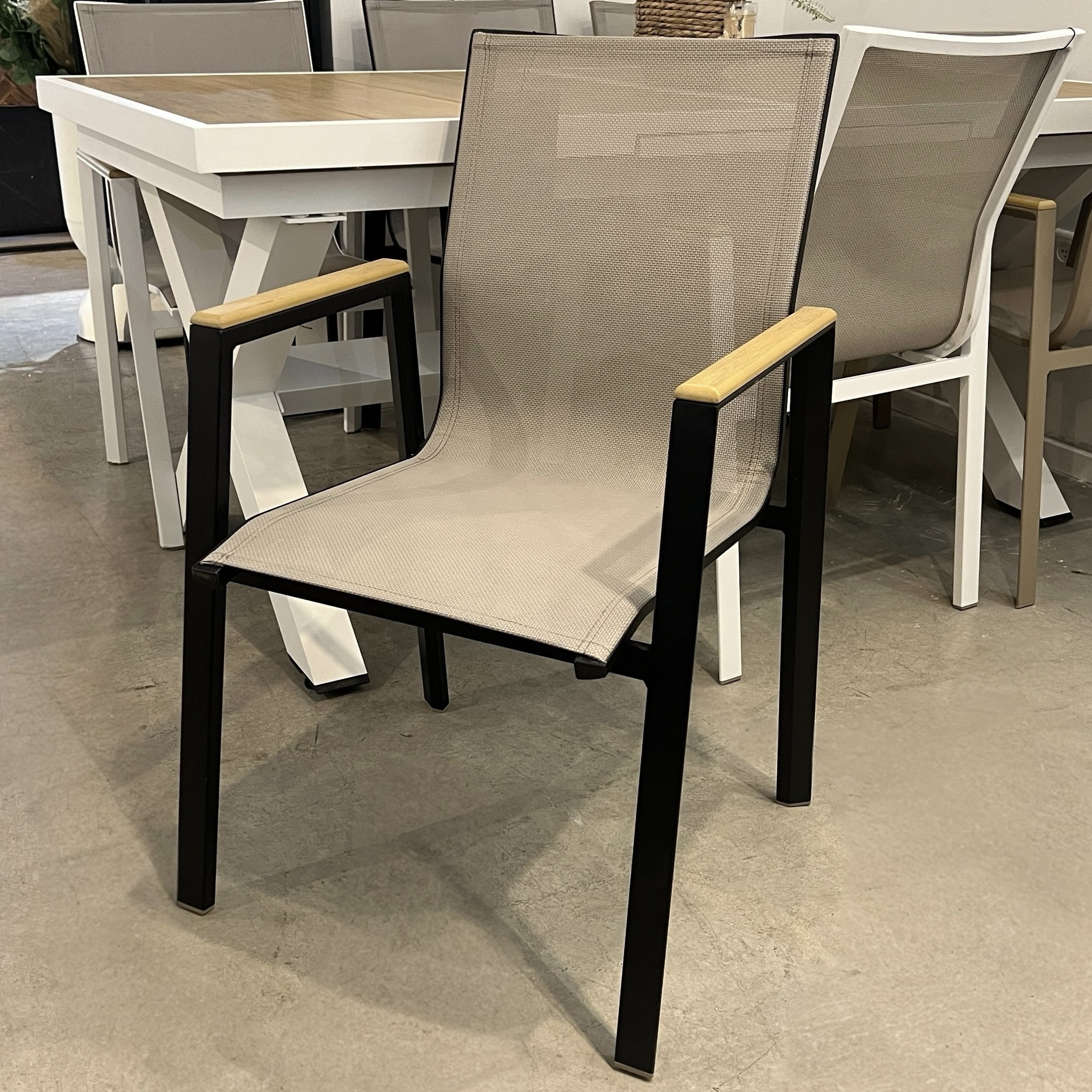 כסא חוץ אלומיניום שחור רשת כפולה דגם סופיטל כסא חוץ אלומיניום שחור רשת כפולה דגם סופיטל