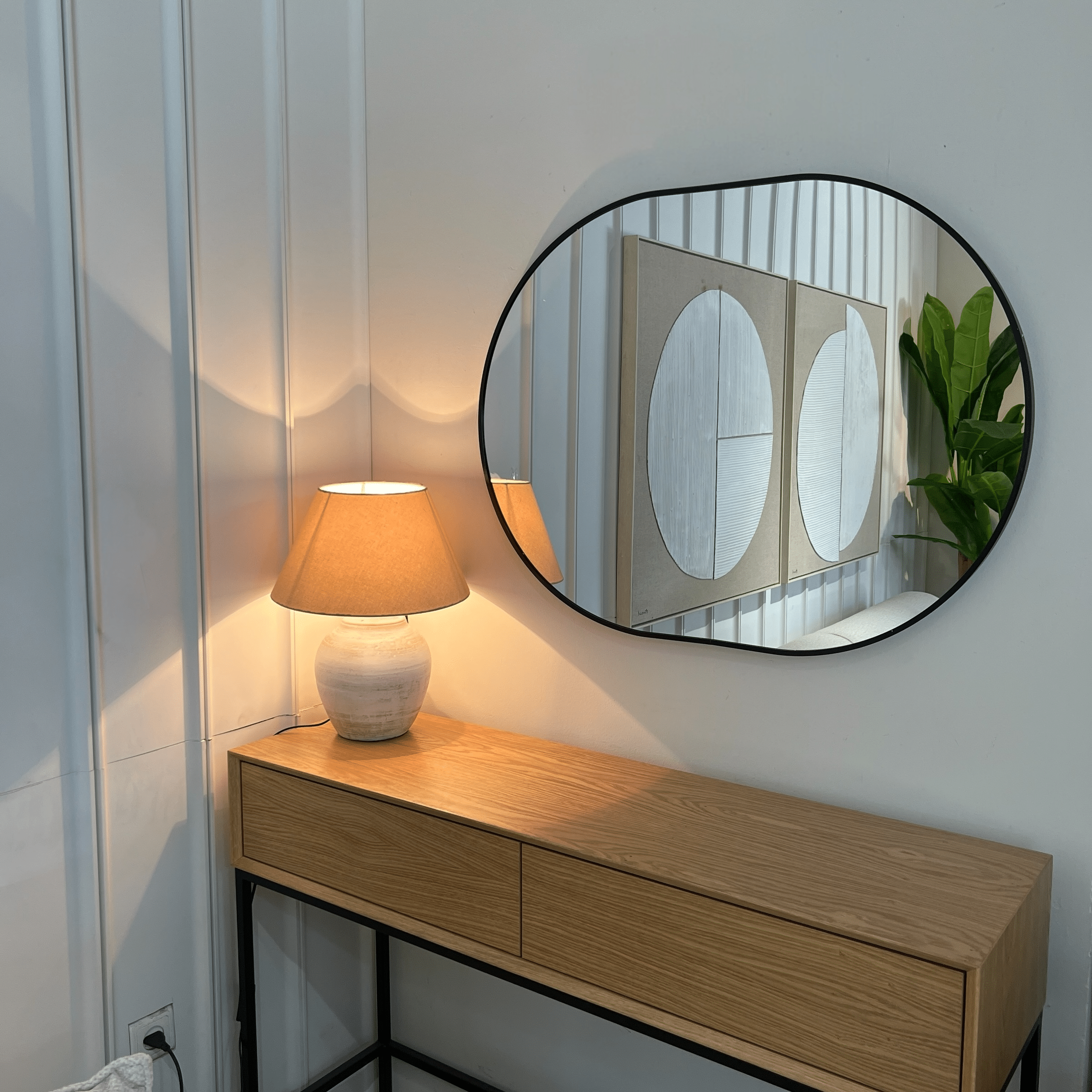 מראה מעוצבת אובלית מסגרת שחורה דגם איקו