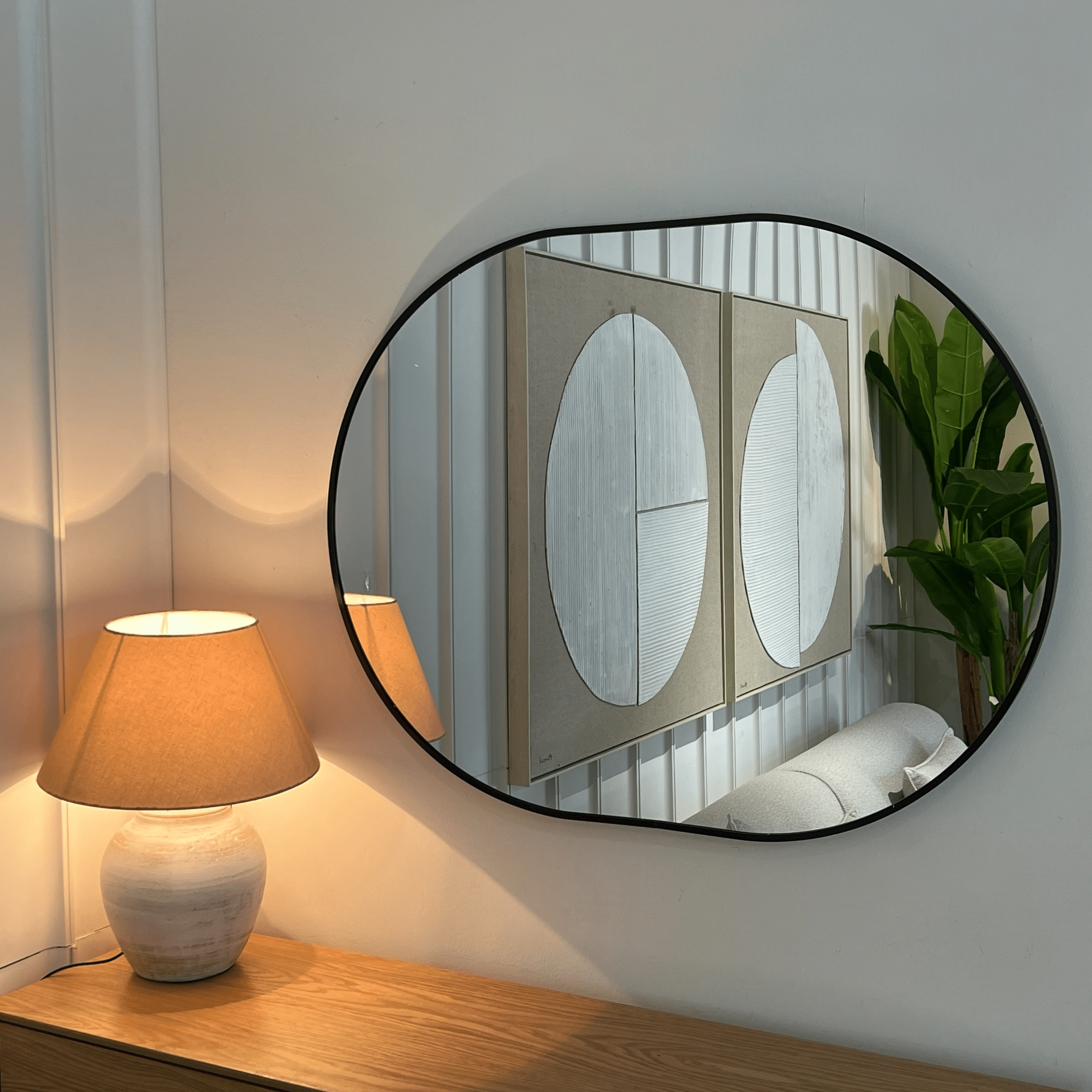 מראה מעוצבת אובלית מסגרת שחורה דגם איקו