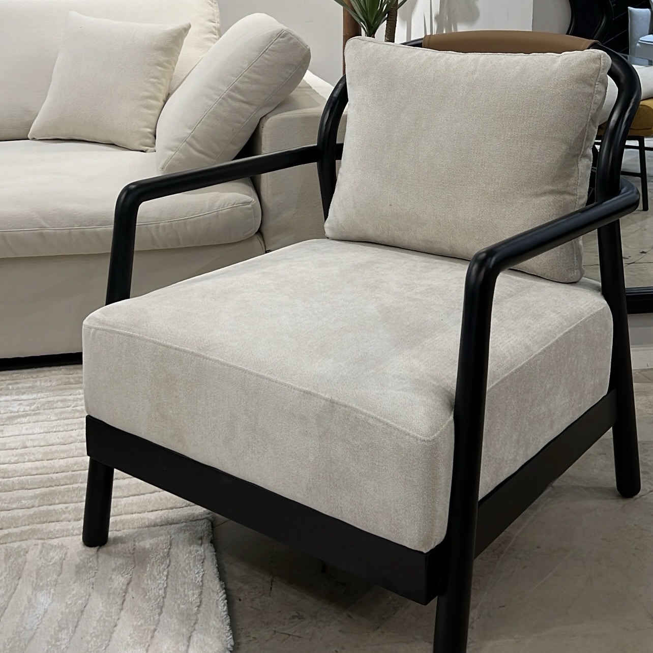 כורסא מעוצבת קלוז אריג אבן שילוב דמוי עור כאמל רגל עץ שחורה דגם סופיטל כורסא מעוצבת קלוז אריג אבן שילוב דמוי עור כאמל רגל עץ שחורה דגם סופיטל