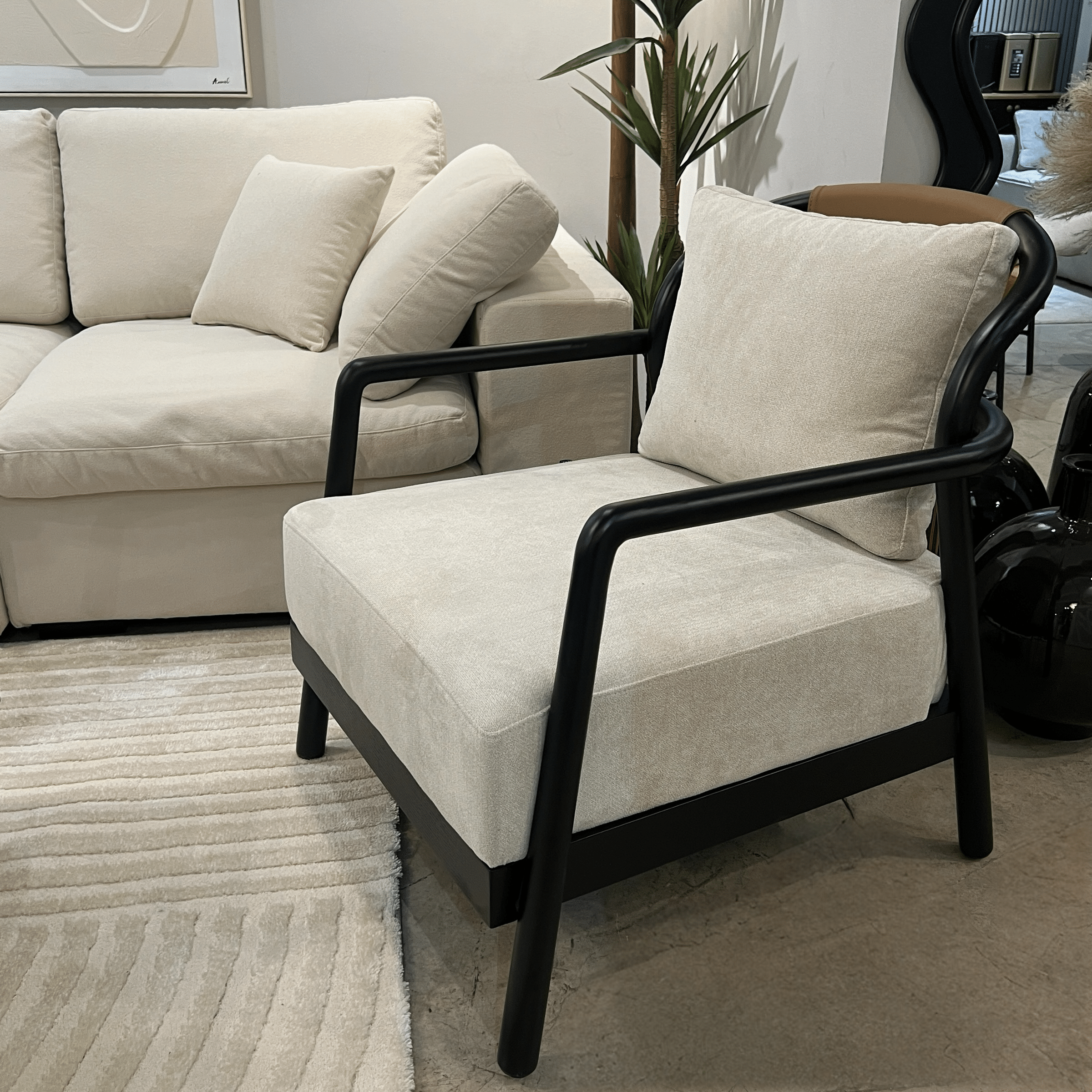 כורסא מעוצבת קלוז אריג אבן שילוב דמוי עור כאמל רגל עץ שחורה דגם סופיטל כורסא מעוצבת קלוז אריג אבן שילוב דמוי עור כאמל רגל עץ שחורה דגם סופיטל