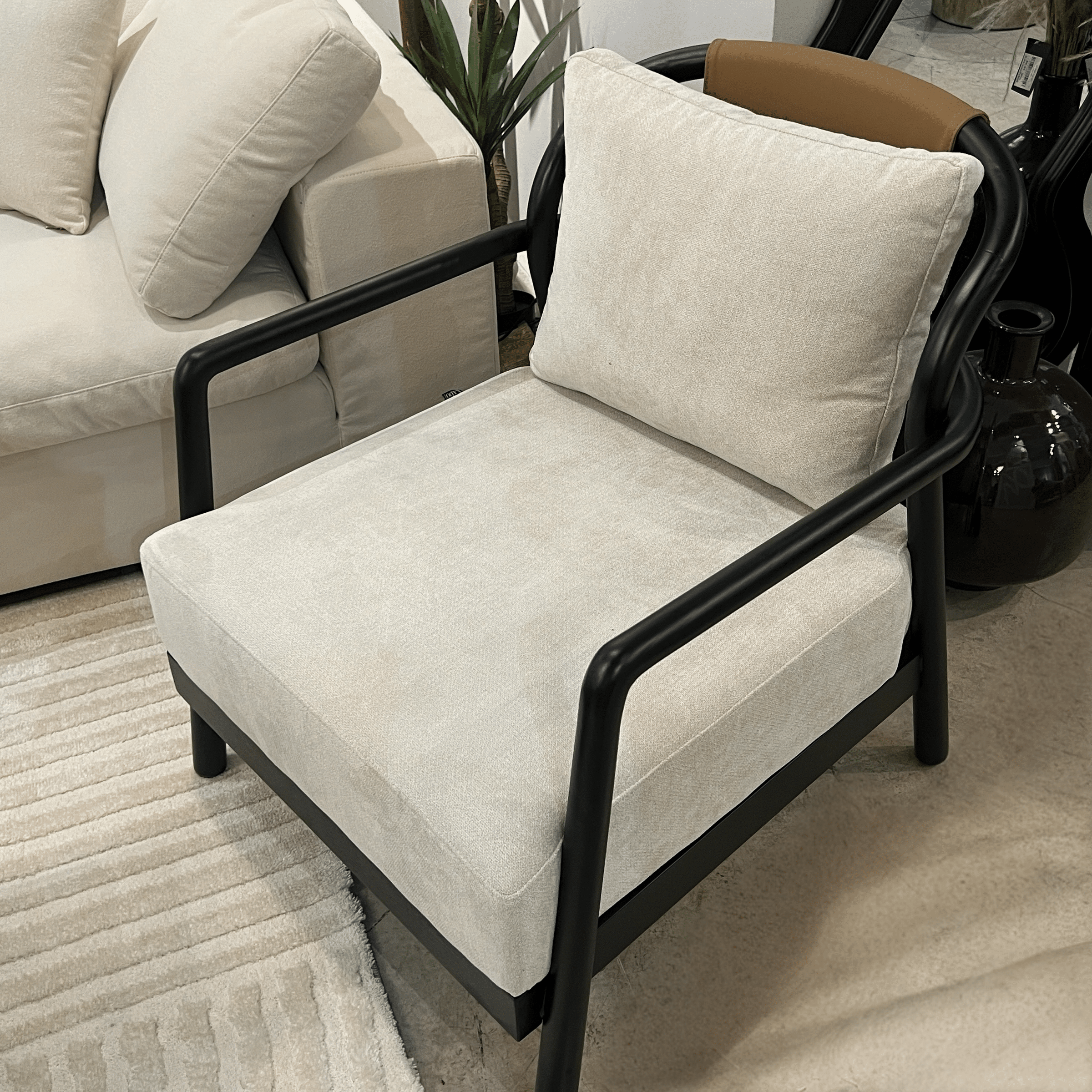 כורסא מעוצבת קלוז אריג אבן שילוב דמוי עור כאמל רגל עץ שחורה דגם סופיטל כורסא מעוצבת קלוז אריג אבן שילוב דמוי עור כאמל רגל עץ שחורה דגם סופיטל