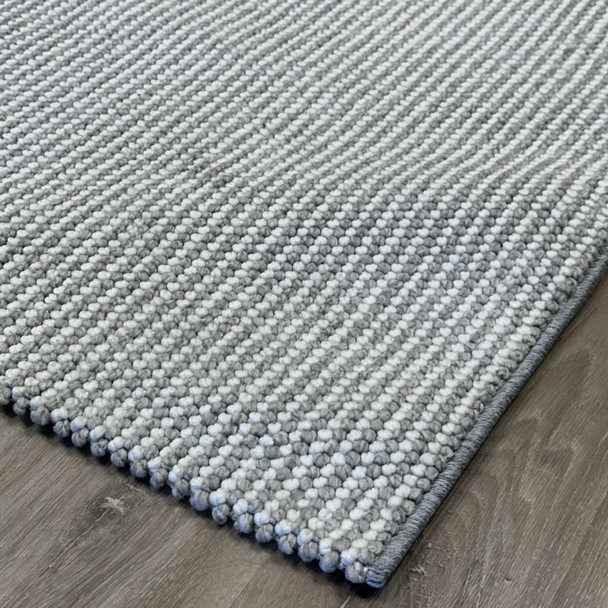 שטיח נקודות אפור לבן דגם קאי