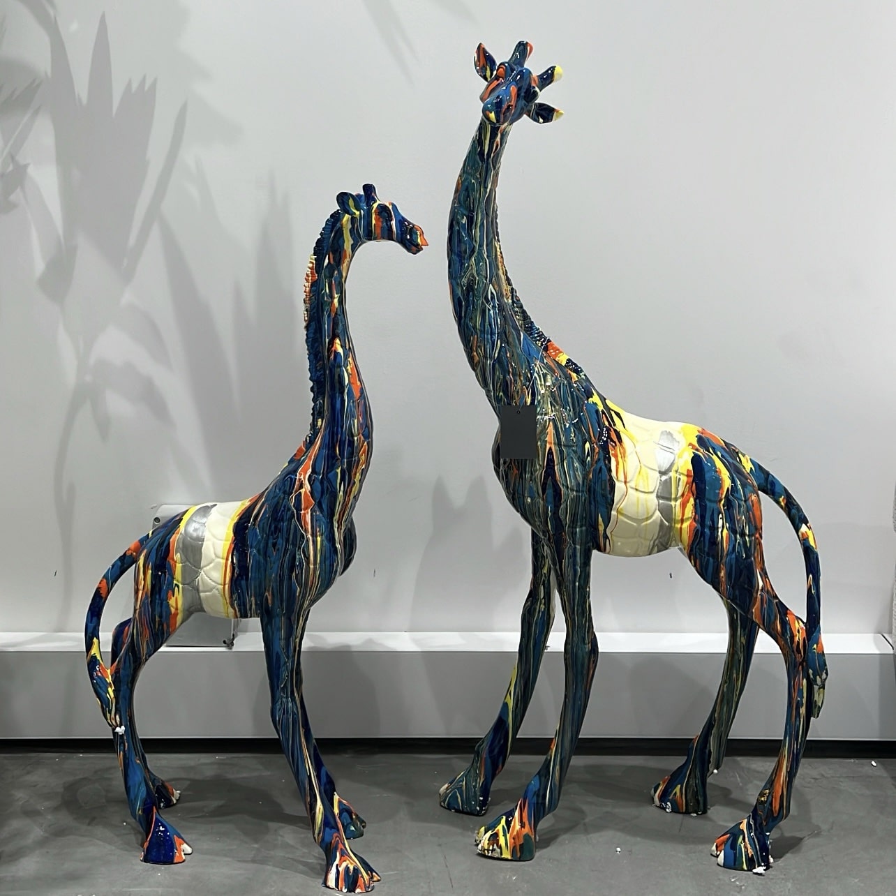 זוג פסלי ג׳ירפה צבעוניים דגם איקו זוג פסלי ג׳ירפה צבעוניים דגם איקו