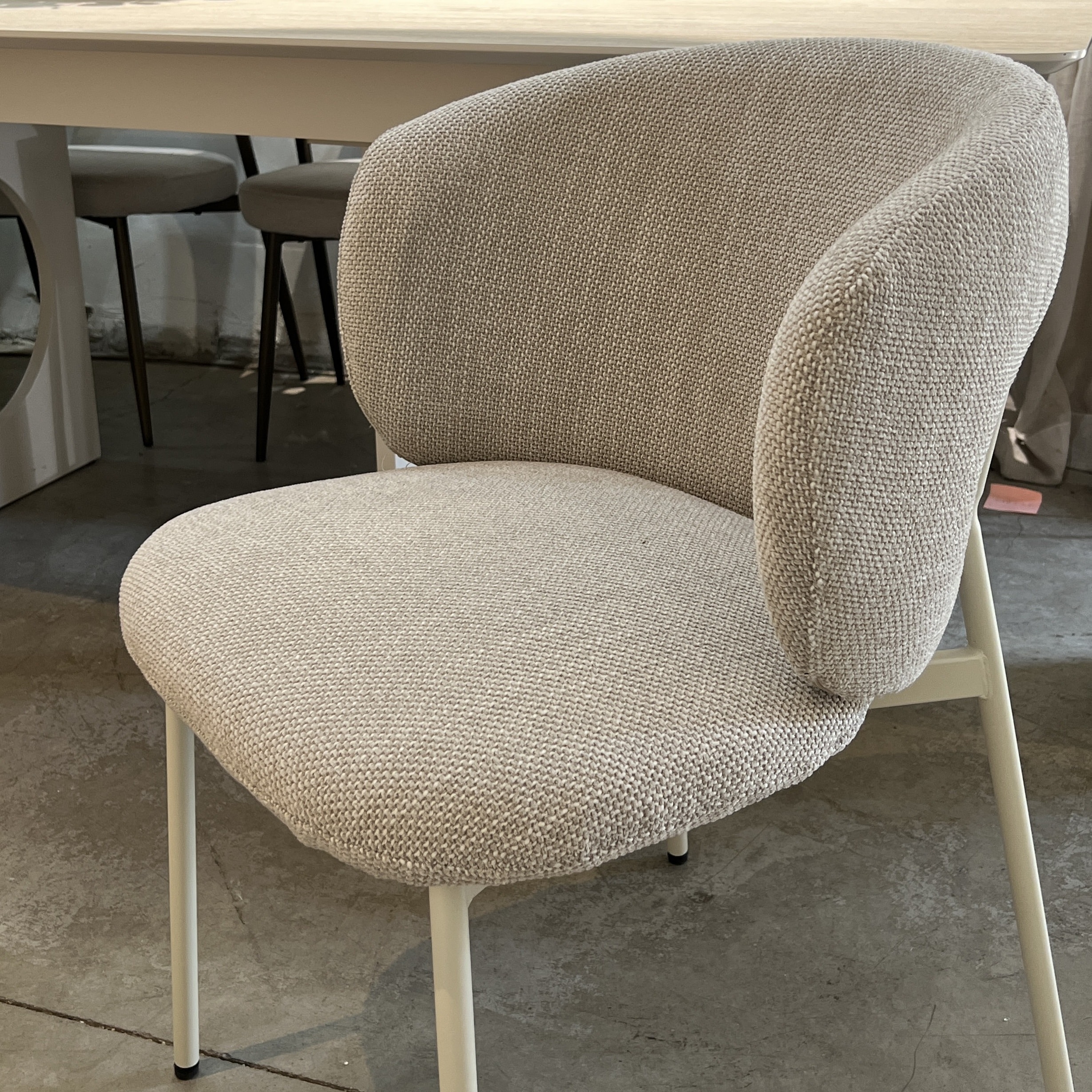 כסא מעוצב לולה אריג שמנת רגל שמנת דגם קליי כסא מעוצב לולה אריג שמנת רגל שמנת דגם קליי