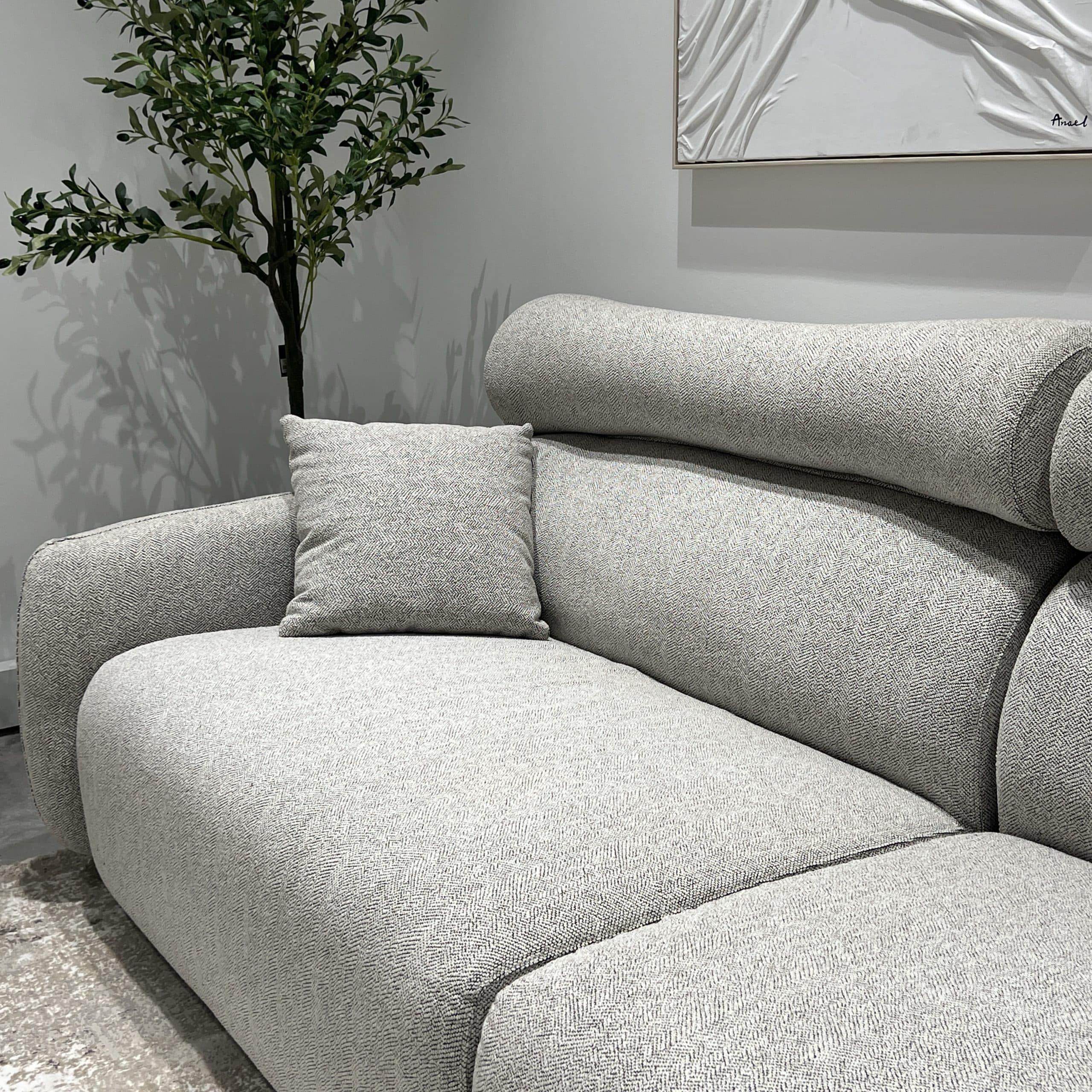 ספה מעוצבת מקלן אריג אפור אבן דגם סופיטל ספה מעוצבת מקלן אריג אפור אבן דגם סופיטל