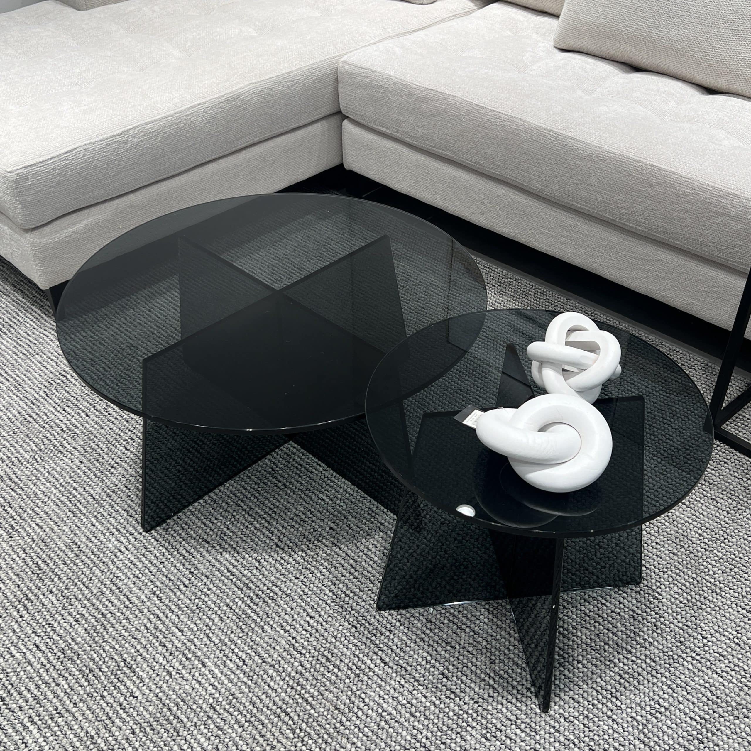 שולחן סלון יוקרתי עגול רגל X זכוכית מחוסמת אפורה דגם פלור שולחן סלון יוקרתי עגול רגל X זכוכית מחוסמת אפורה דגם פלור