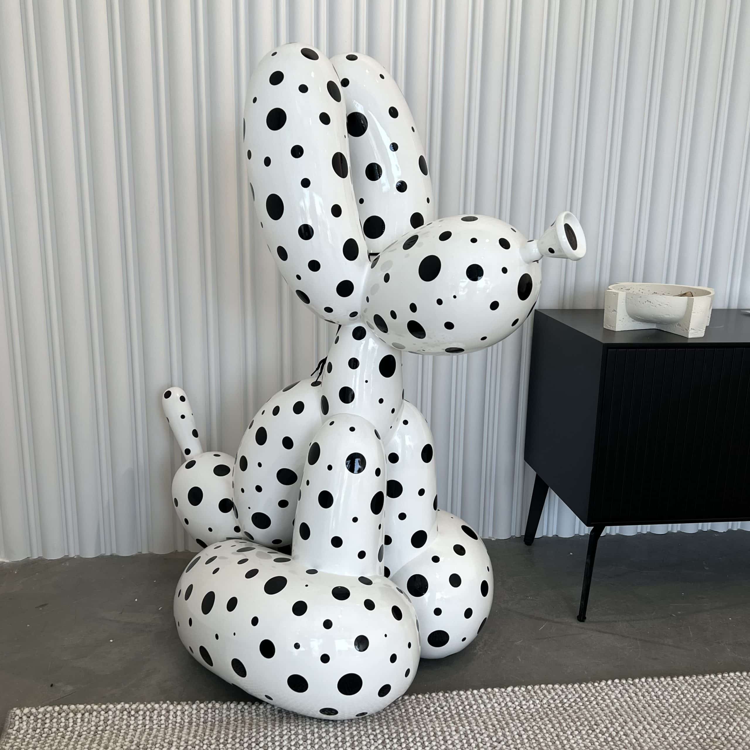 פסל רצפתי כלב בלון גדול לבן נקודות שחורות דגם איקו פסל רצפתי כלב בלון גדול לבן נקודות שחורות דגם איקו