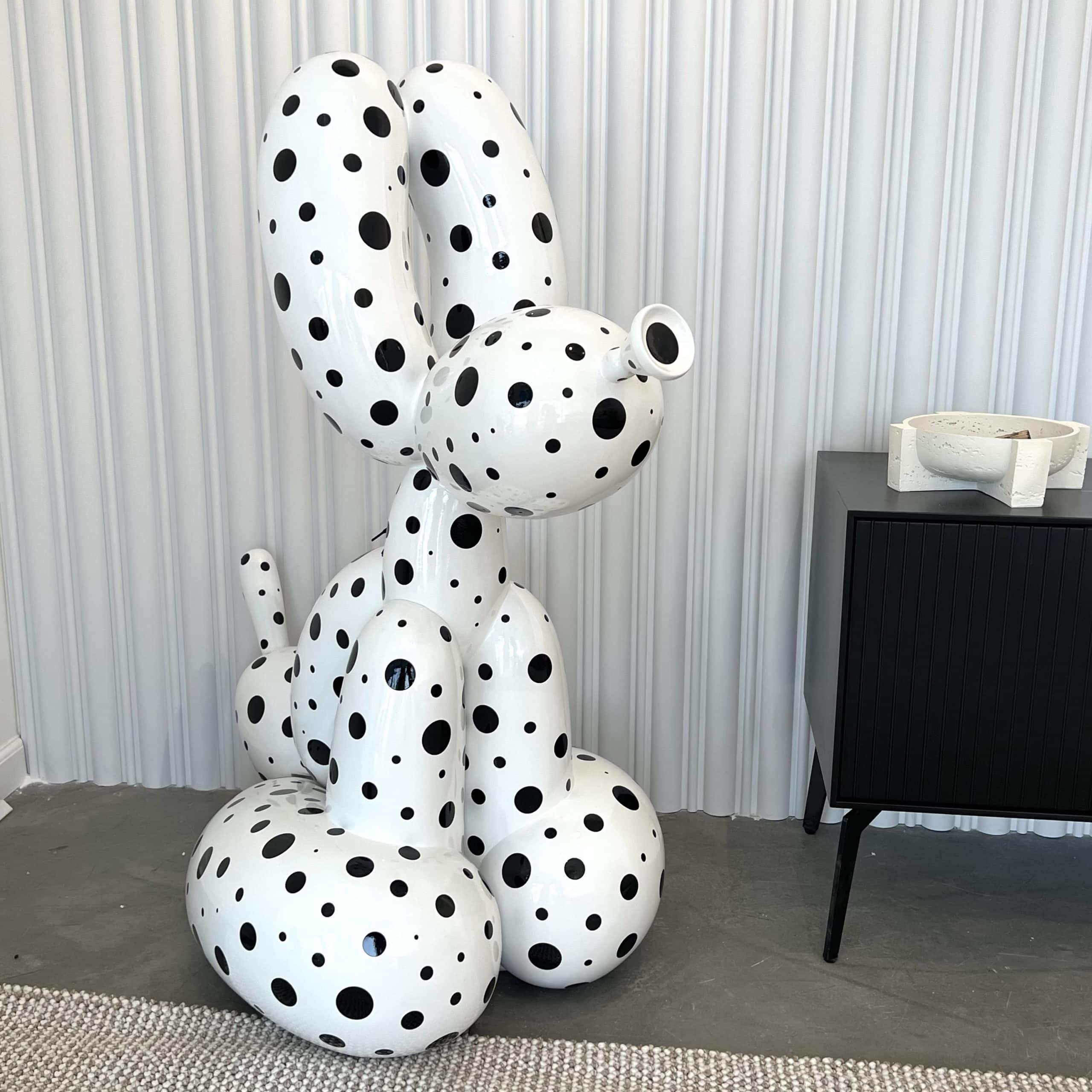 פסל רצפתי כלב בלון גדול לבן נקודות שחורות דגם איקו פסל רצפתי כלב בלון גדול לבן נקודות שחורות דגם איקו