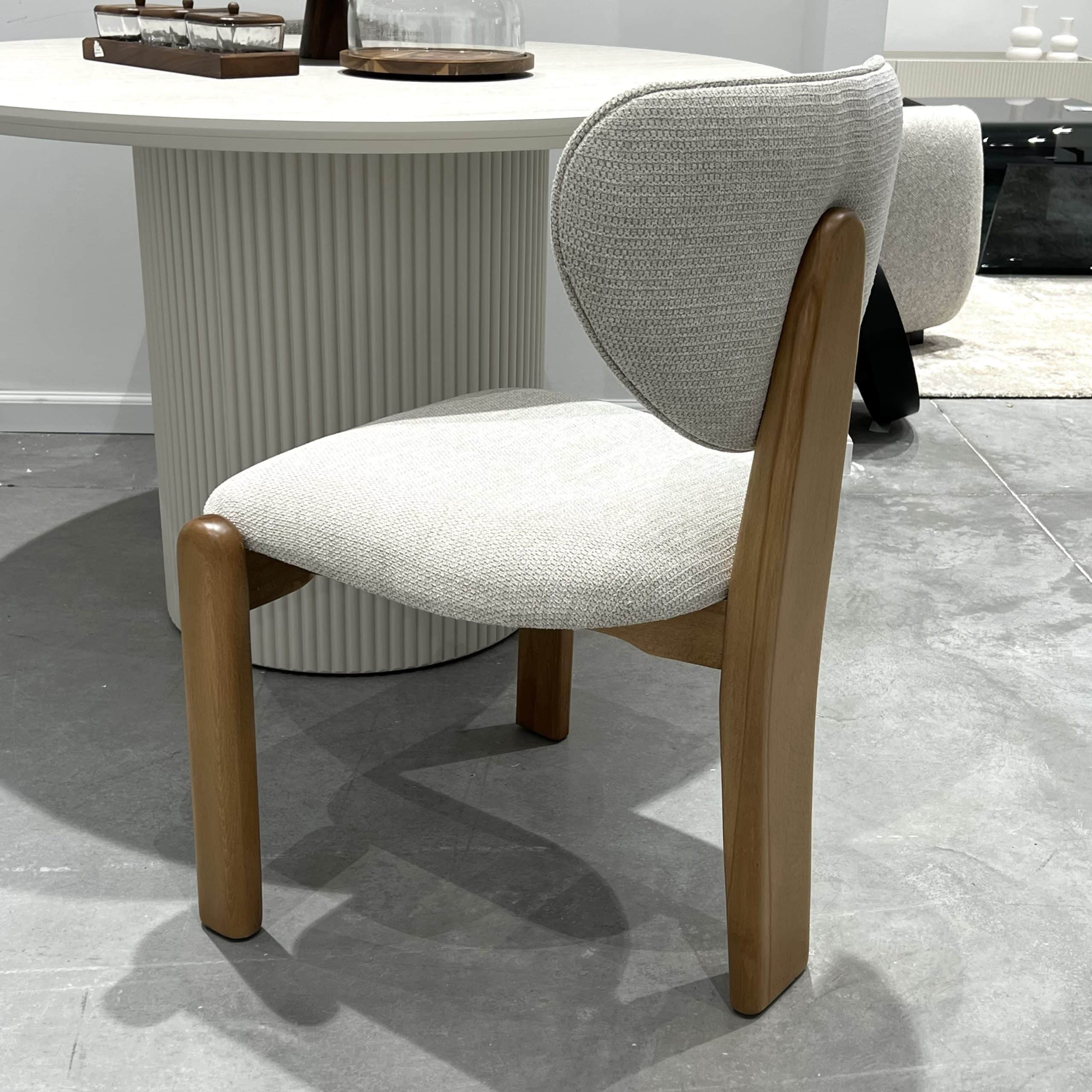 כיסא מעוצב ונוח דגם ונוס רגל עץ מלא | בעיצוב אישי