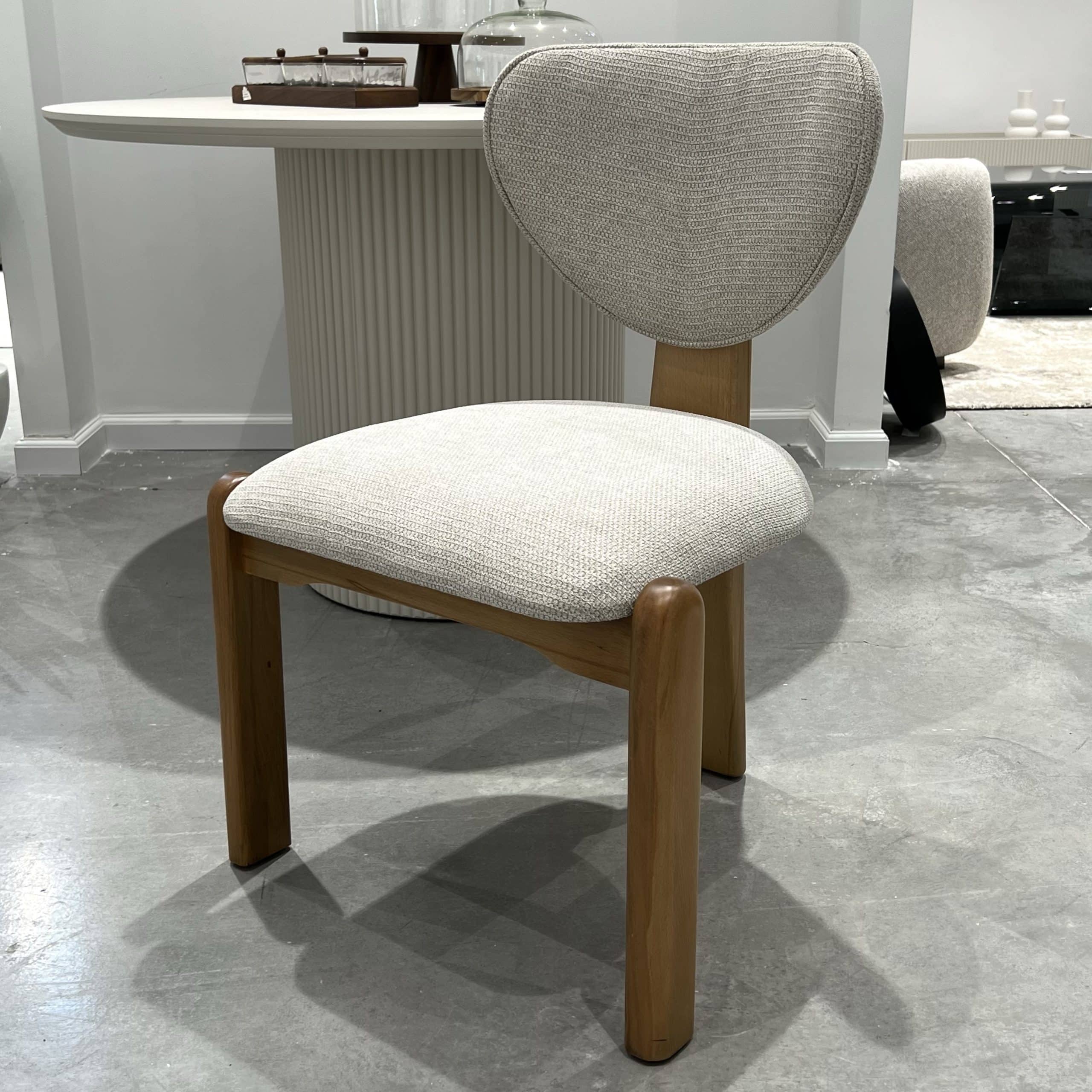 כיסא מעוצב ונוח דגם ונוס רגל עץ מלא | בעיצוב אישי