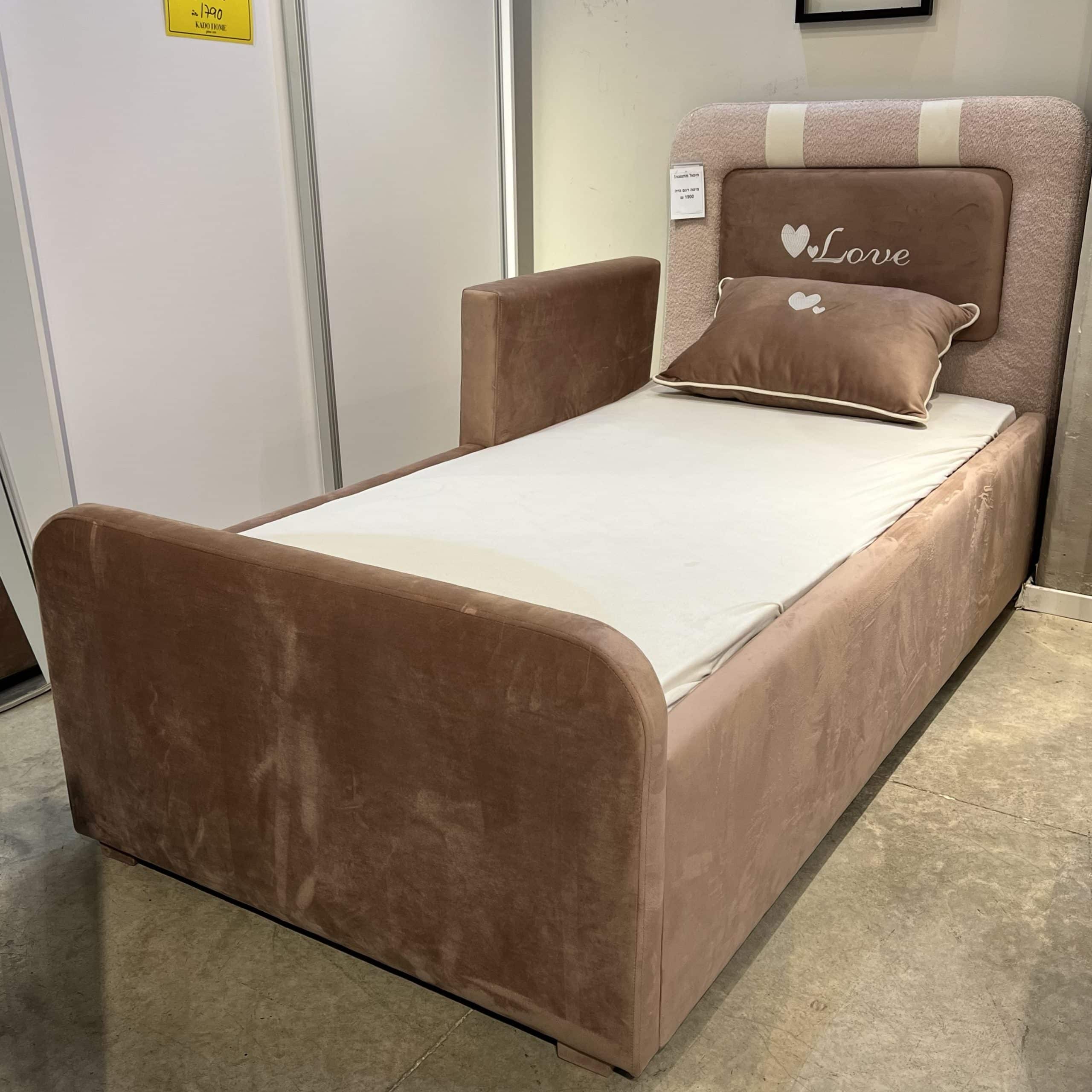 מיטה מעוצבת דגם נויה + כרית - חיסול מתצוגה! מיטה מעוצבת דגם נויה + כרית - חיסול מתצוגה!