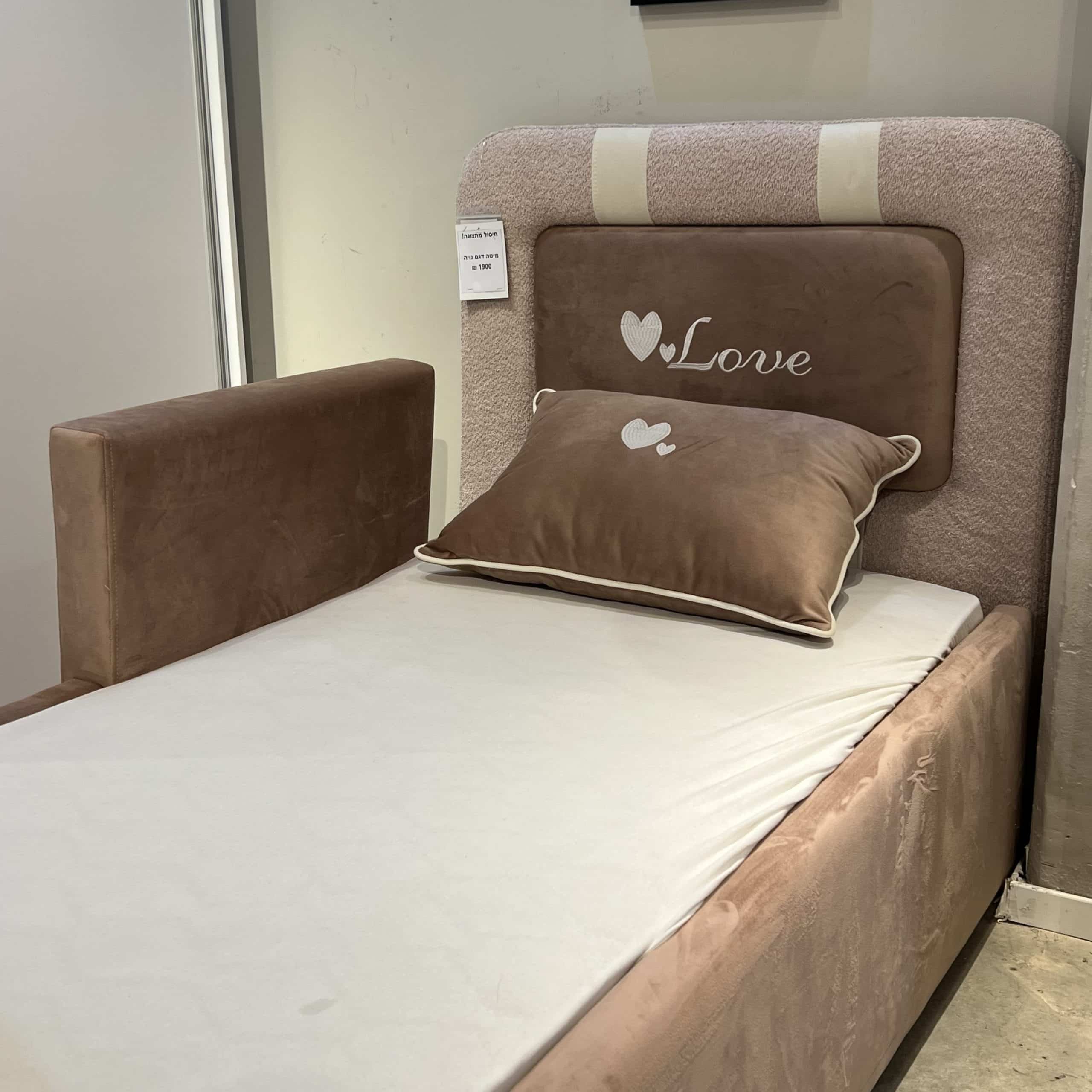 מיטה מעוצבת דגם נויה + כרית - חיסול מתצוגה! מיטה מעוצבת דגם נויה + כרית - חיסול מתצוגה!