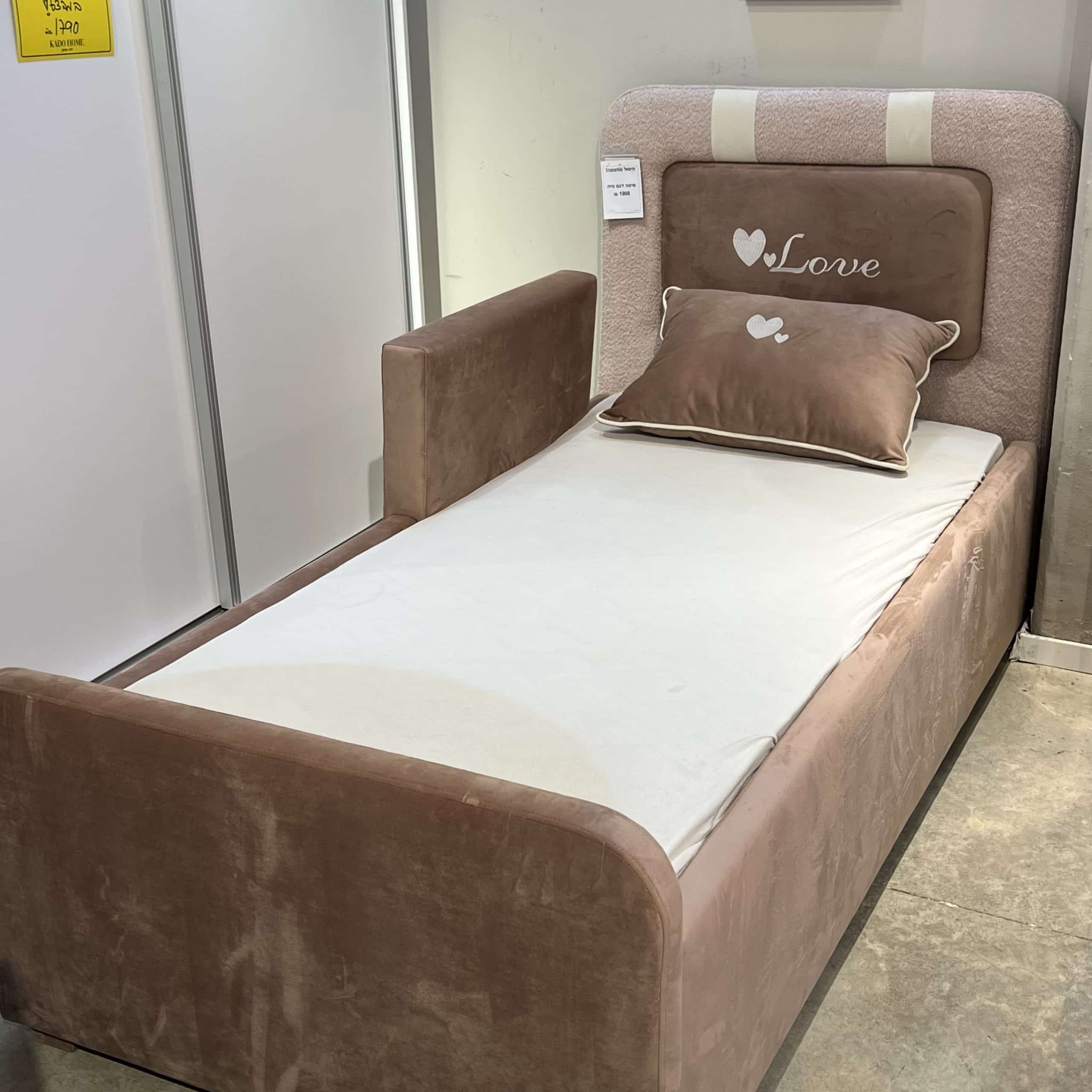 מיטה מעוצבת דגם נויה + כרית - חיסול מתצוגה! מיטה מעוצבת דגם נויה + כרית - חיסול מתצוגה!