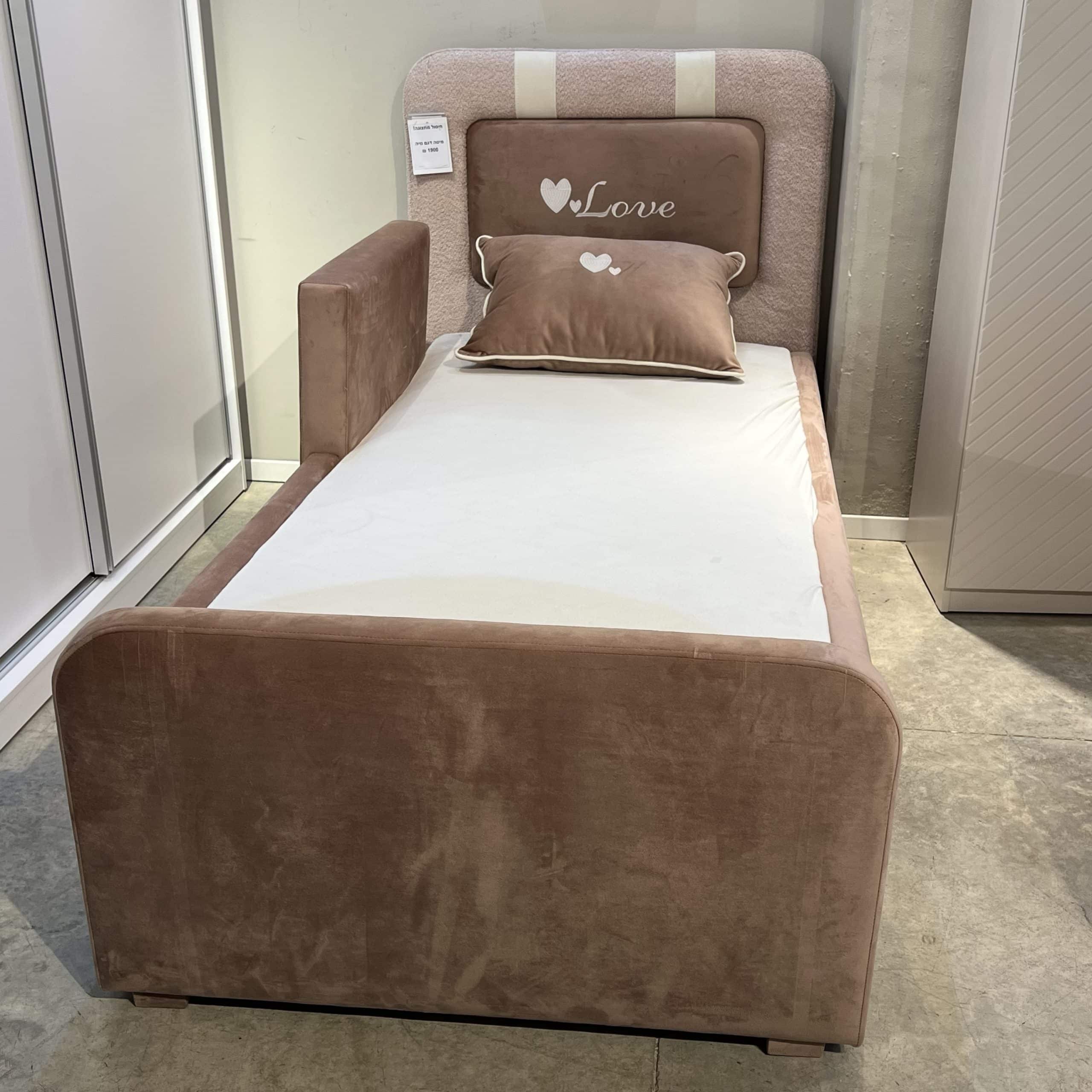 מיטה מעוצבת דגם נויה + כרית - חיסול מתצוגה!