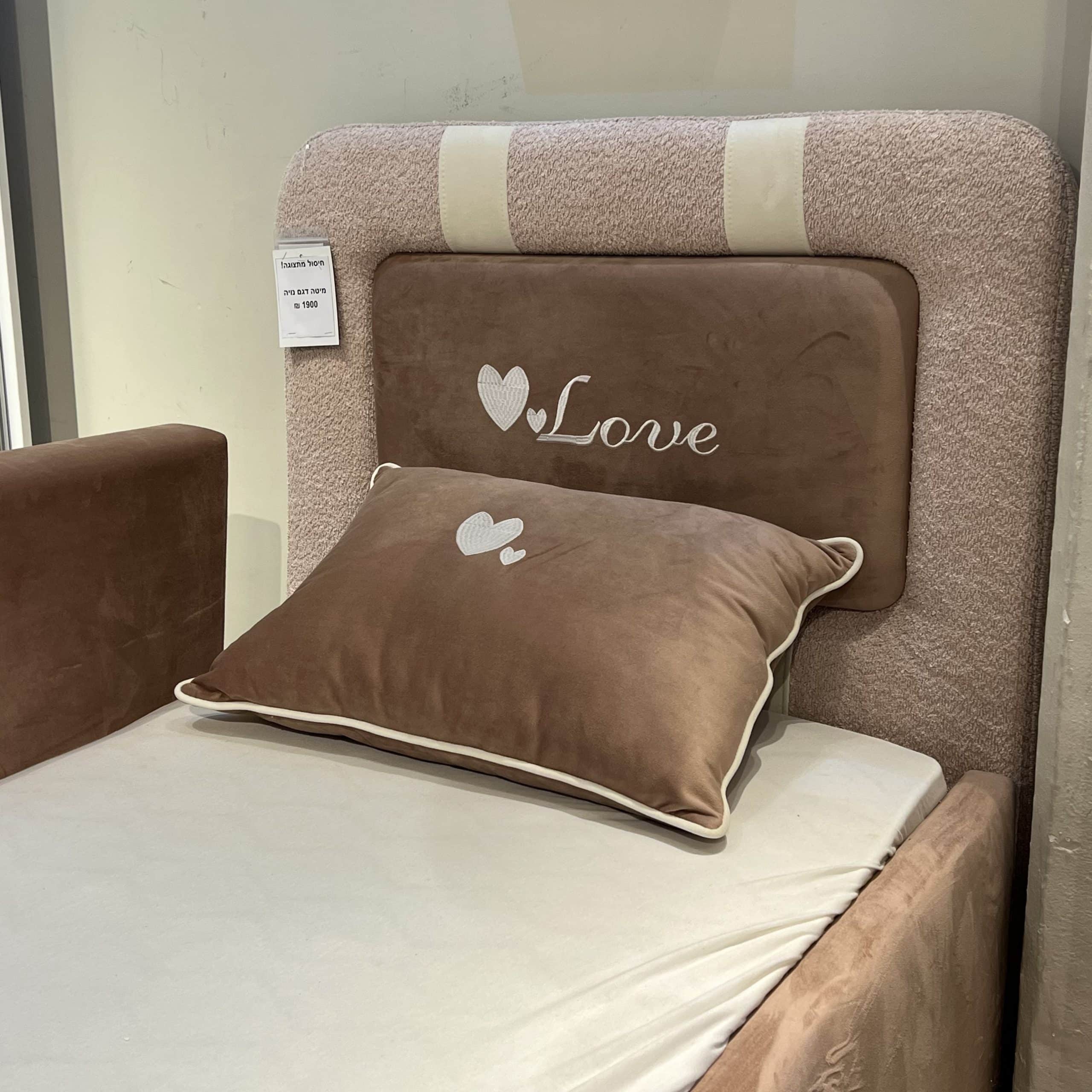 מיטה מעוצבת דגם נויה + כרית - חיסול מתצוגה!