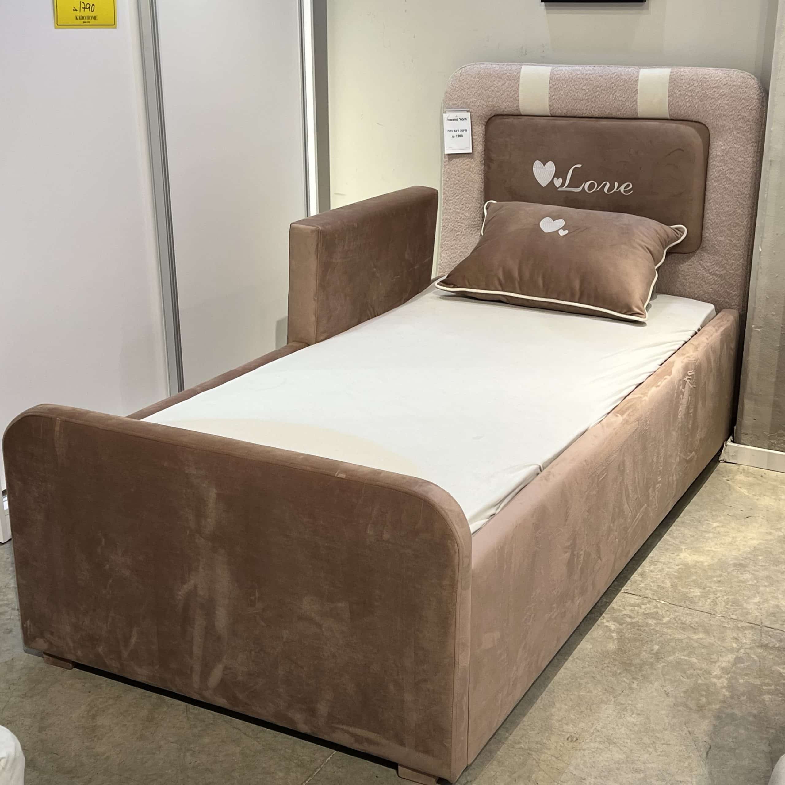 מיטה מעוצבת דגם נויה + כרית - חיסול מתצוגה! מיטה מעוצבת דגם נויה + כרית - חיסול מתצוגה!