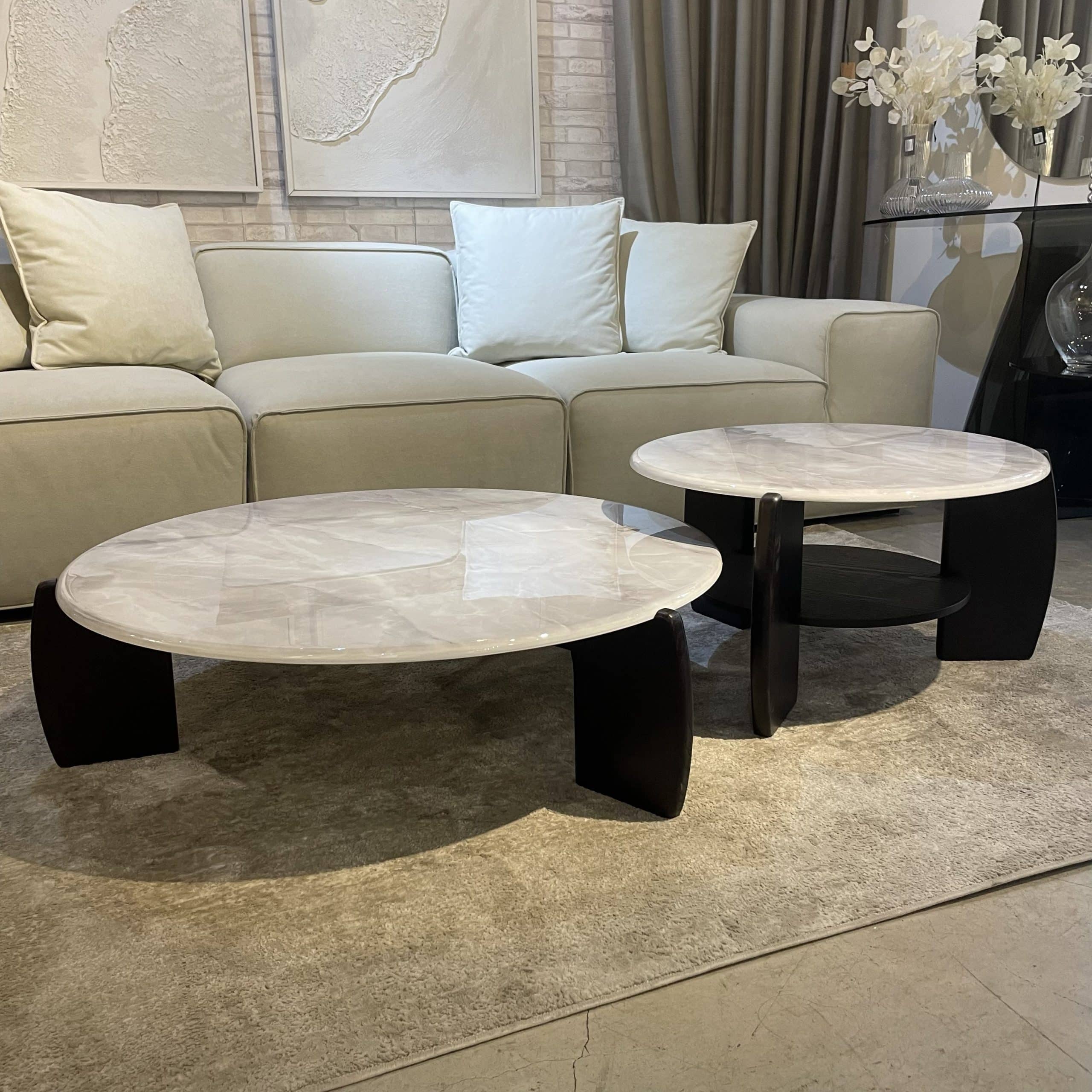 סט שולחנות סלון עגולים שיש לבן נימים אפרפר רגל עץ כהה דגם סופיטל סט שולחנות סלון עגולים שיש לבן נימים אפרפר רגל עץ כהה דגם סופיטל