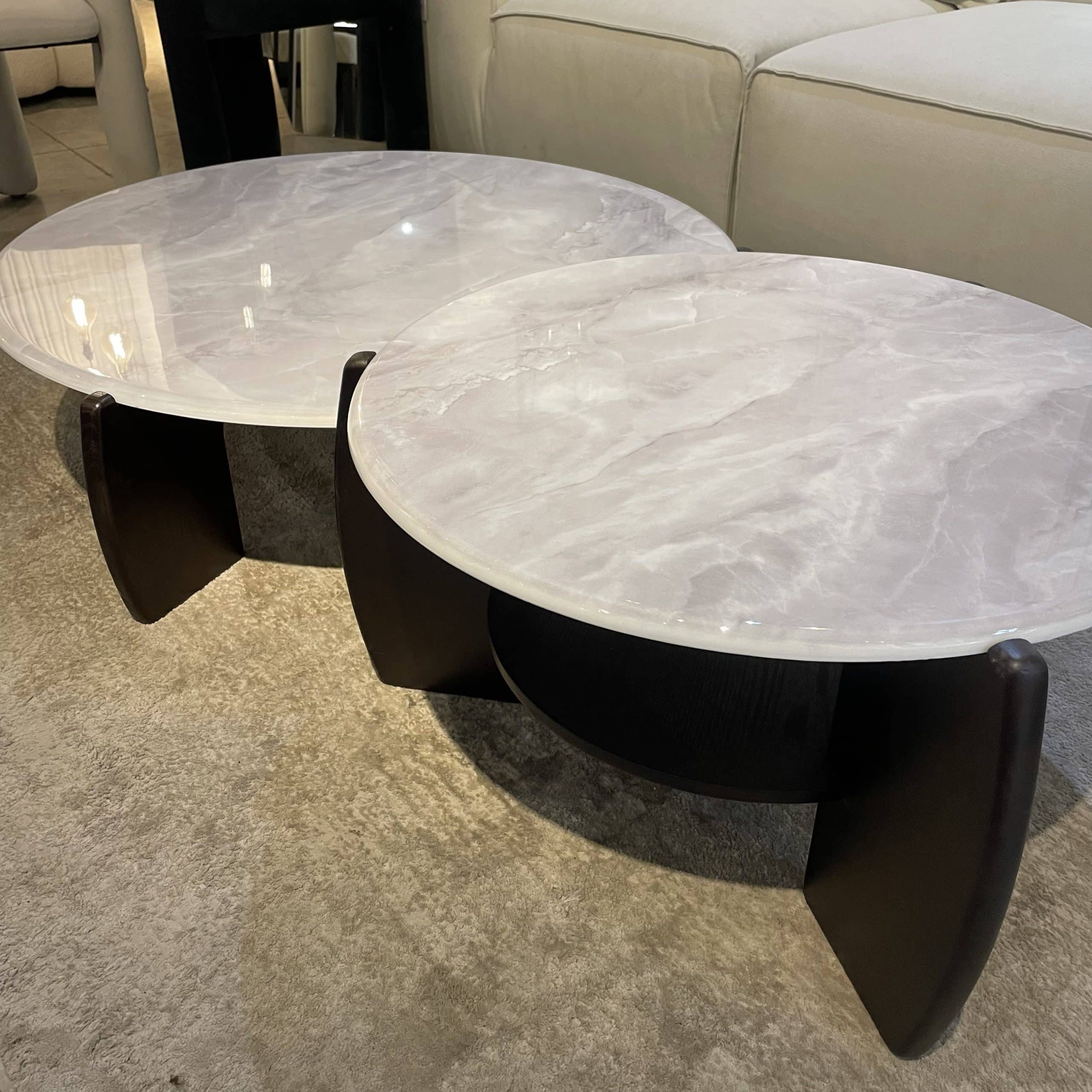 סט שולחנות סלון עגולים שיש לבן נימים אפרפר רגל עץ כהה דגם סופיטל סט שולחנות סלון עגולים שיש לבן נימים אפרפר רגל עץ כהה דגם סופיטל