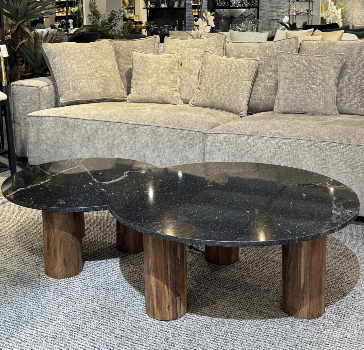 סט שולחנות סלון יוקרתיים משיש שחור דומיניק דגם ראבי סט שולחנות סלון יוקרתיים משיש שחור דומיניק דגם ראבי