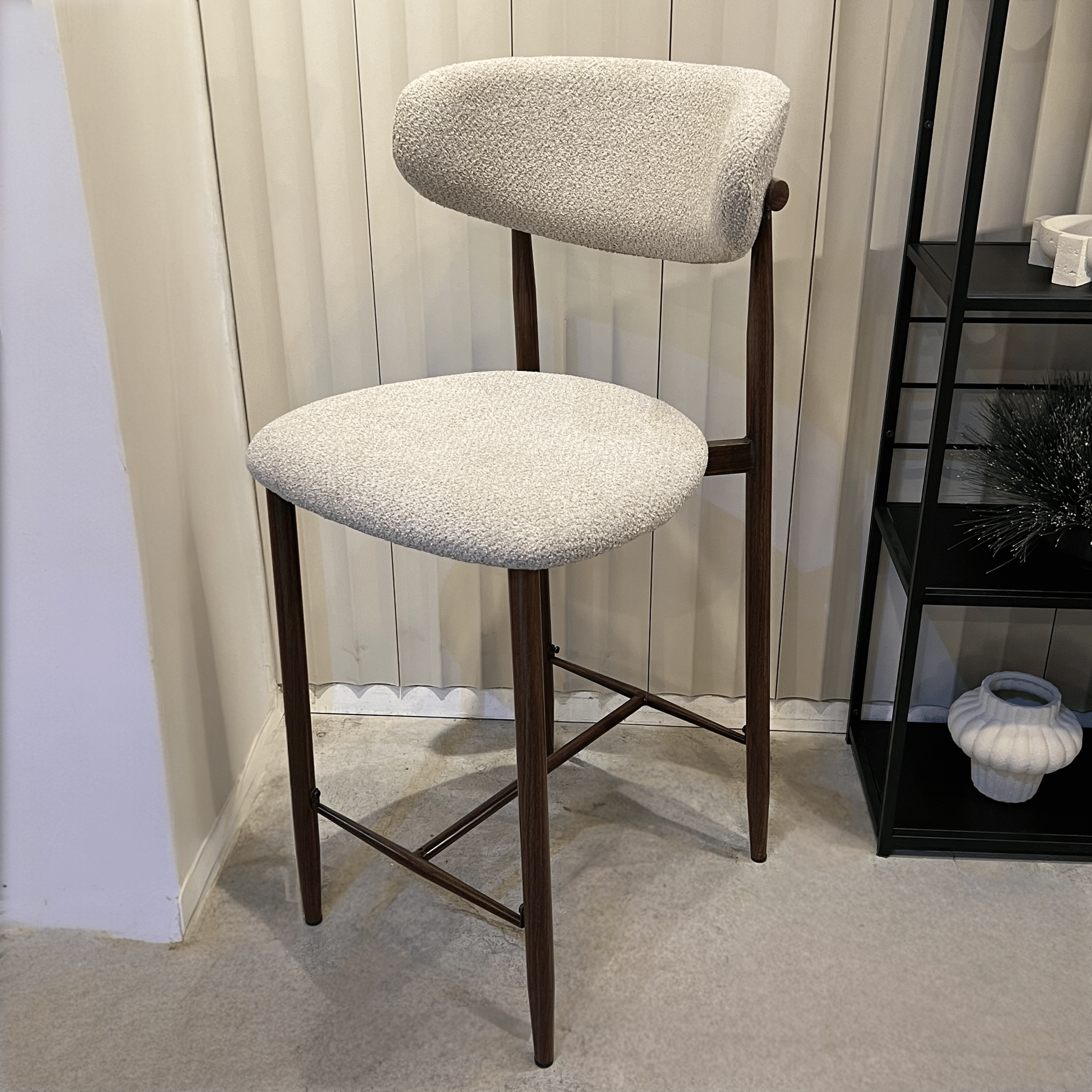 כסא בר יוקרתי שמנת רגל אגוז דגם מוס כסא בר יוקרתי שמנת רגל אגוז דגם מוס