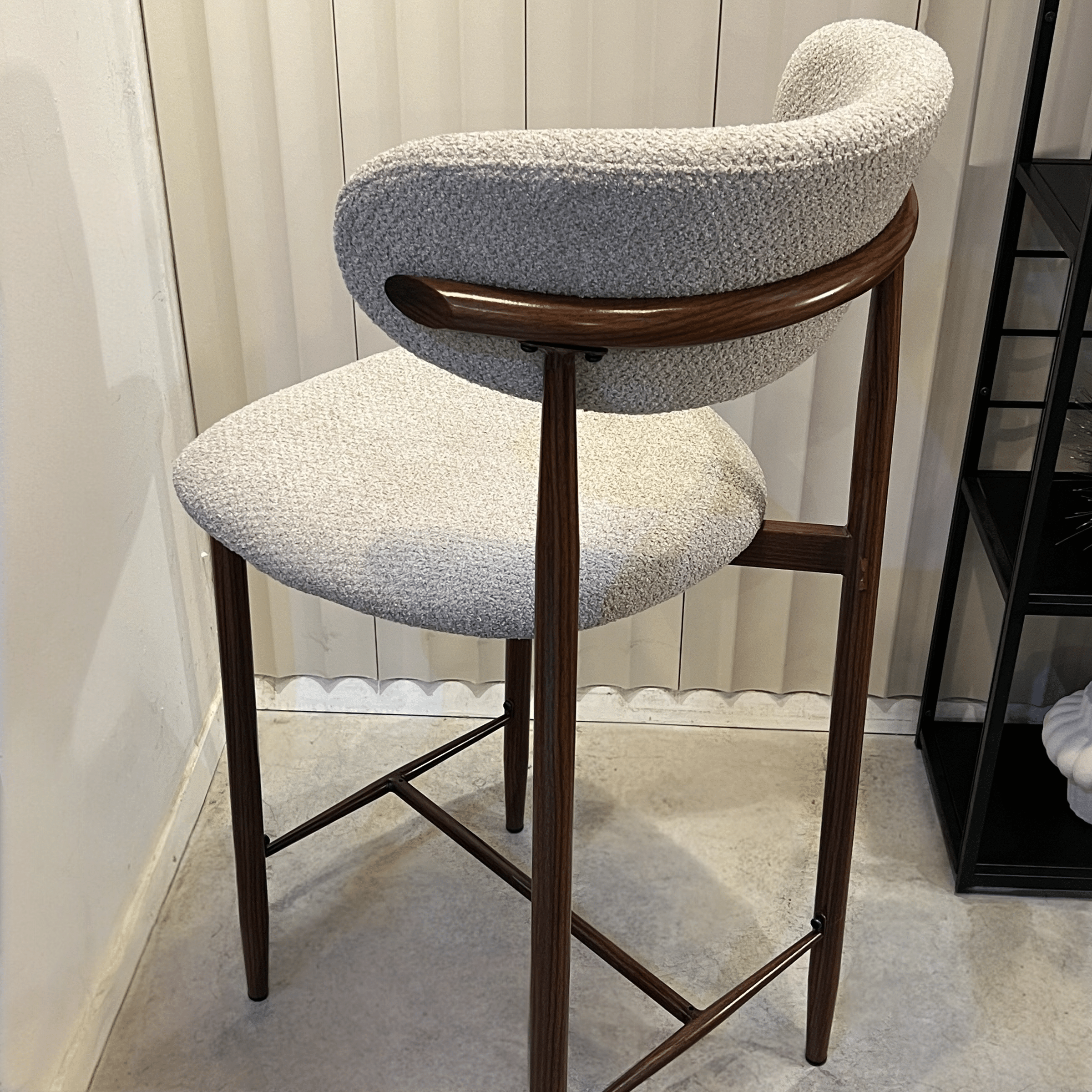 כסא בר יוקרתי שמנת רגל אגוז דגם מוס כסא בר יוקרתי שמנת רגל אגוז דגם מוס