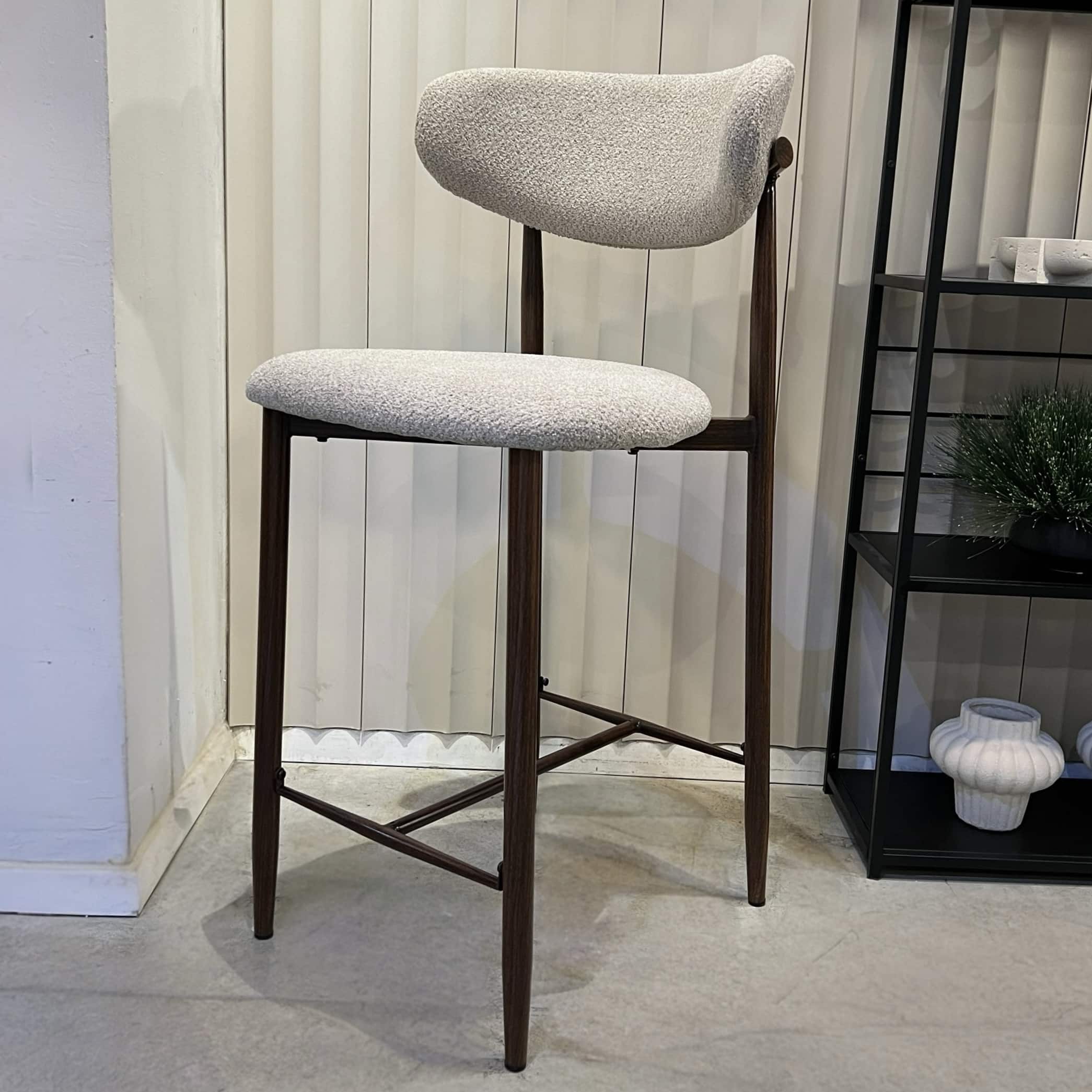 כסא בר יוקרתי שמנת רגל אגוז דגם מוס כסא בר יוקרתי שמנת רגל אגוז דגם מוס