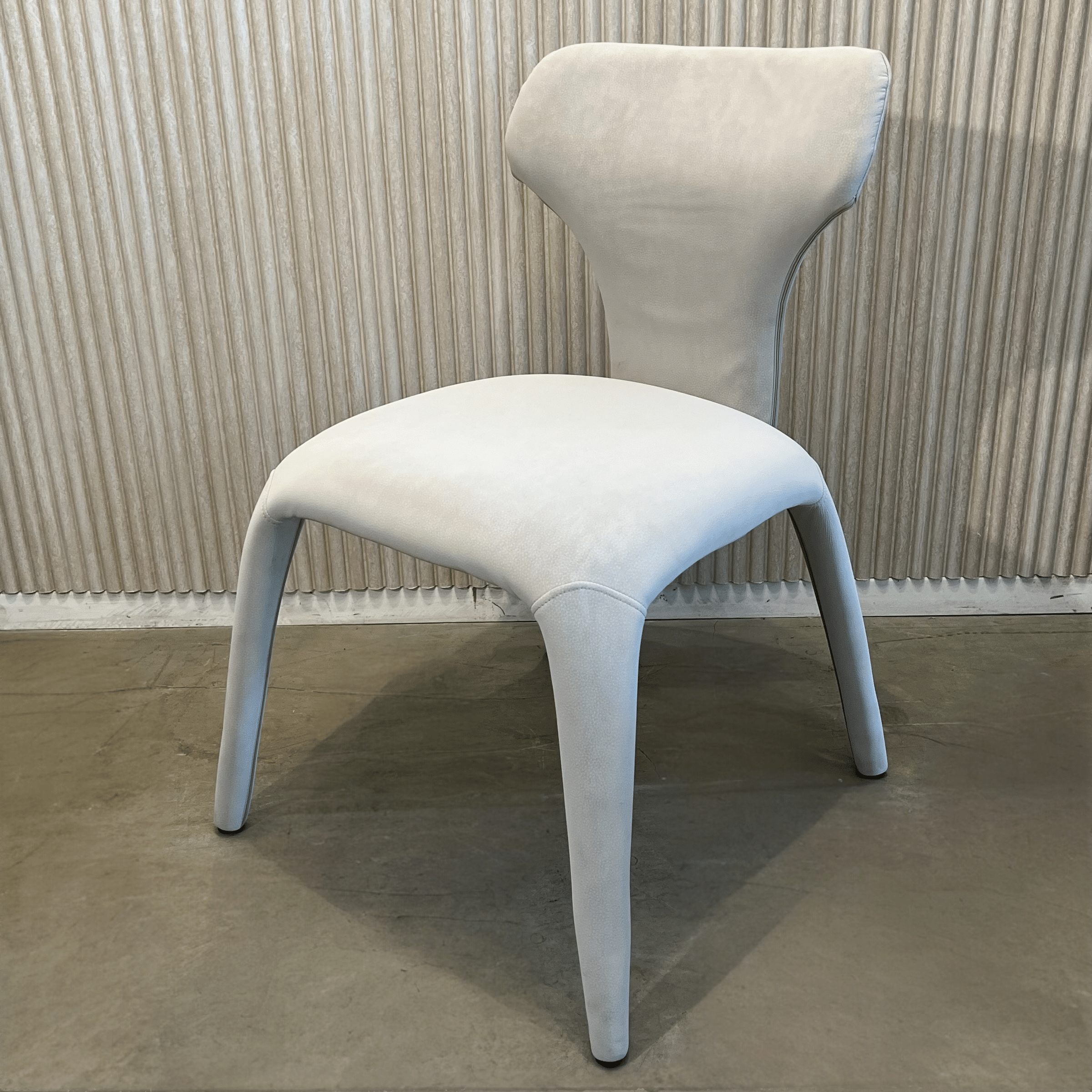 כיסא יוקרתי דגם ספיידר דמוי עור בז