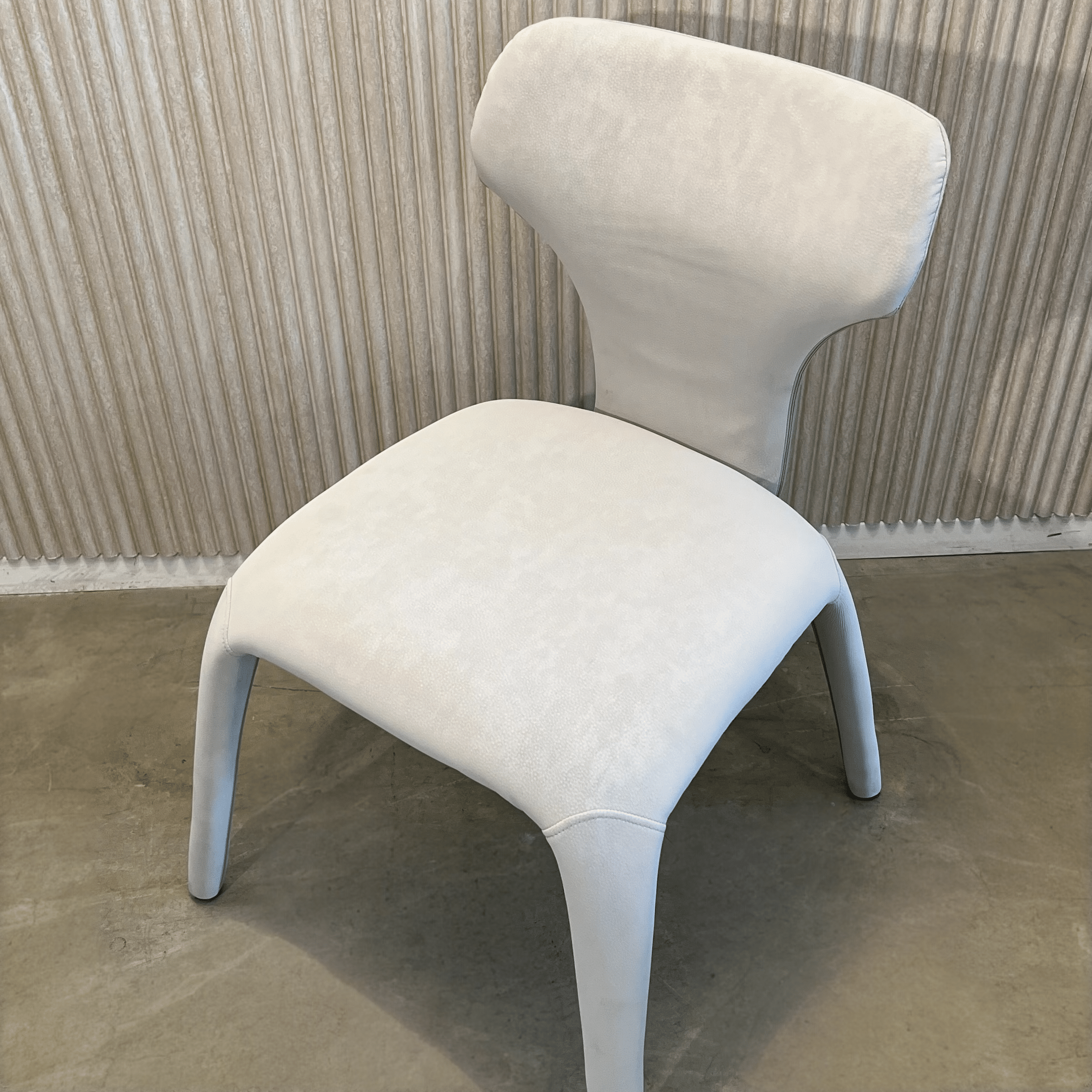 כיסא יוקרתי דגם ספיידר דמוי עור בז