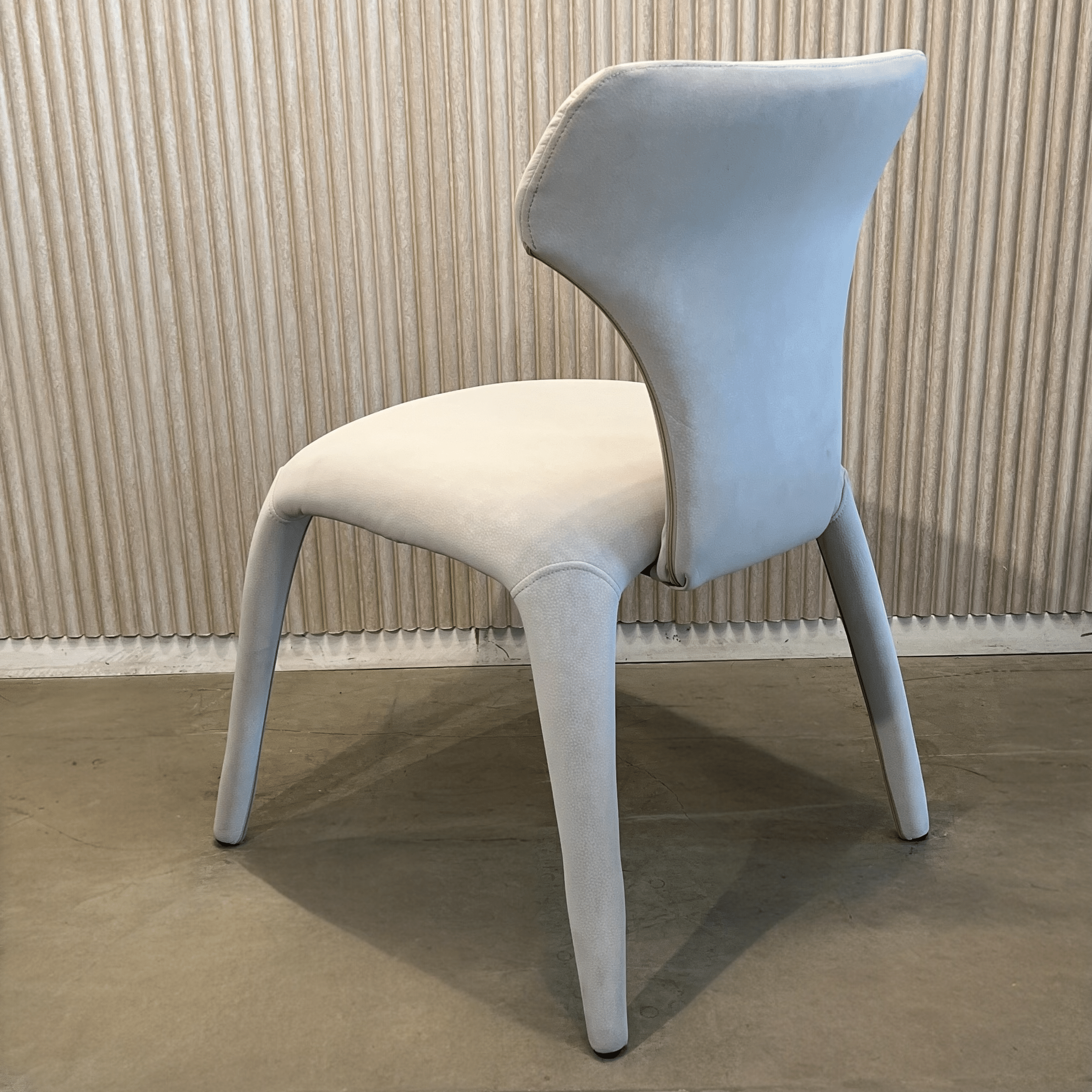 כיסא יוקרתי דגם ספיידר דמוי עור בז