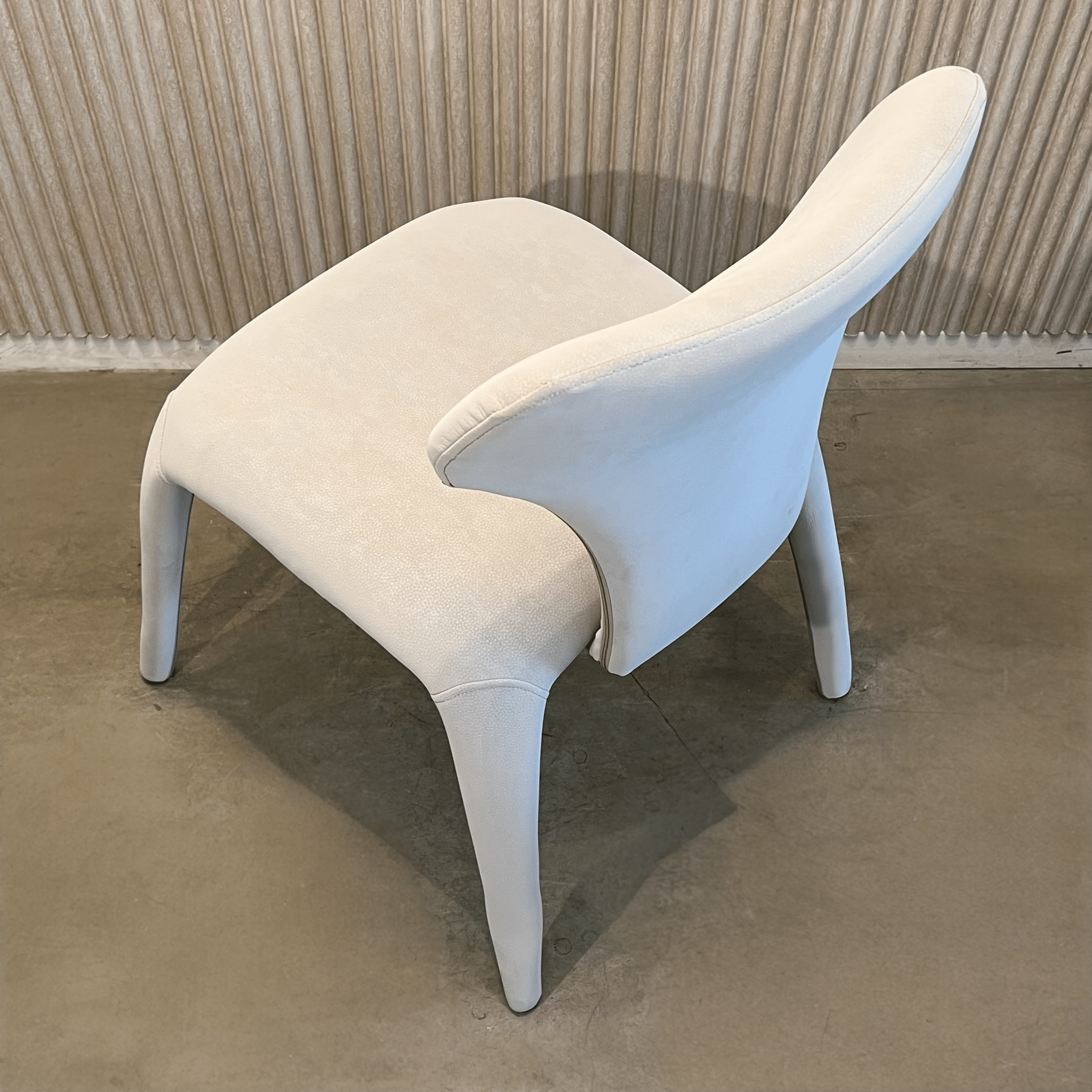 כיסא יוקרתי דגם ספיידר דמוי עור בז