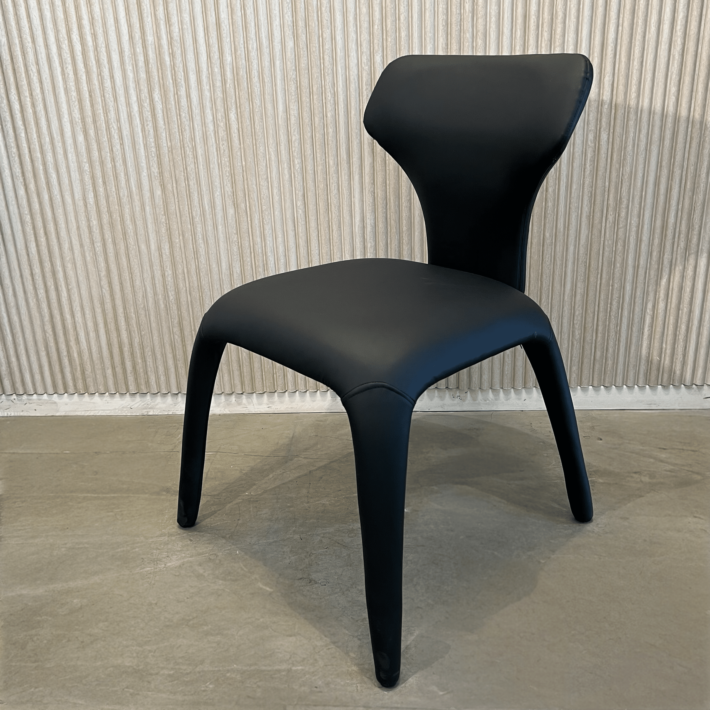 כיסא מעוצב דגם ספיידר דמוי עור שחור