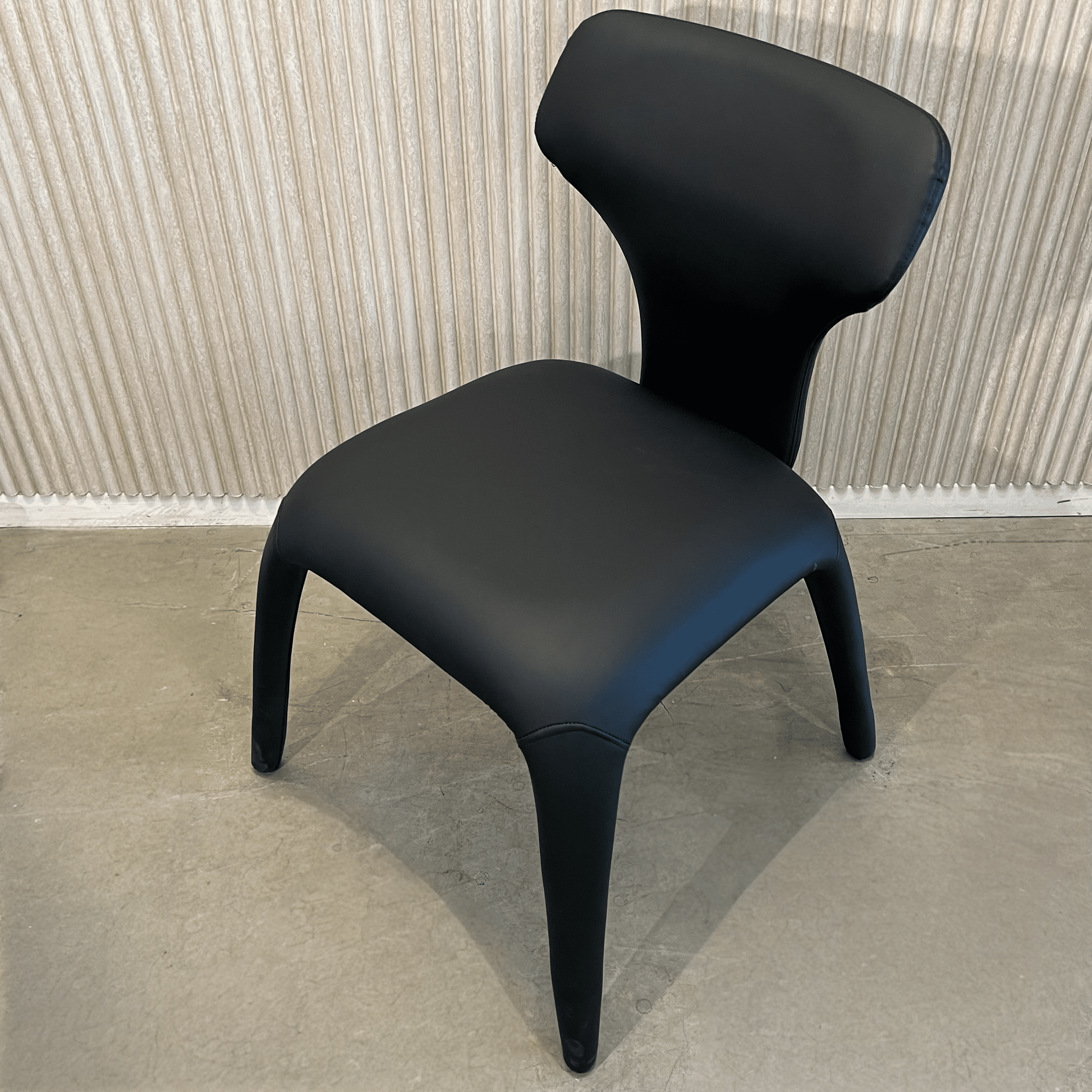 כיסא מעוצב דגם ספיידר דמוי עור שחור