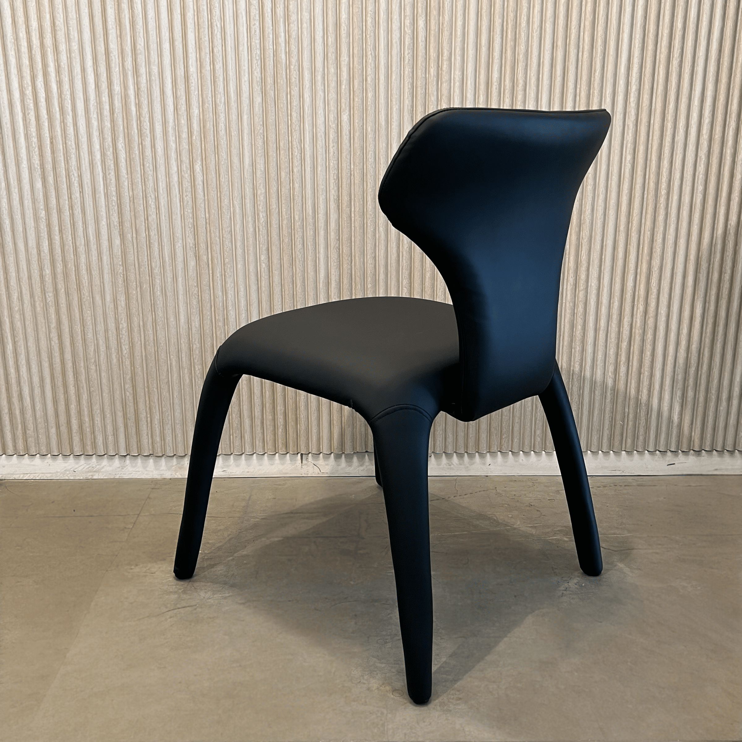 כיסא מעוצב דגם ספיידר דמוי עור שחור