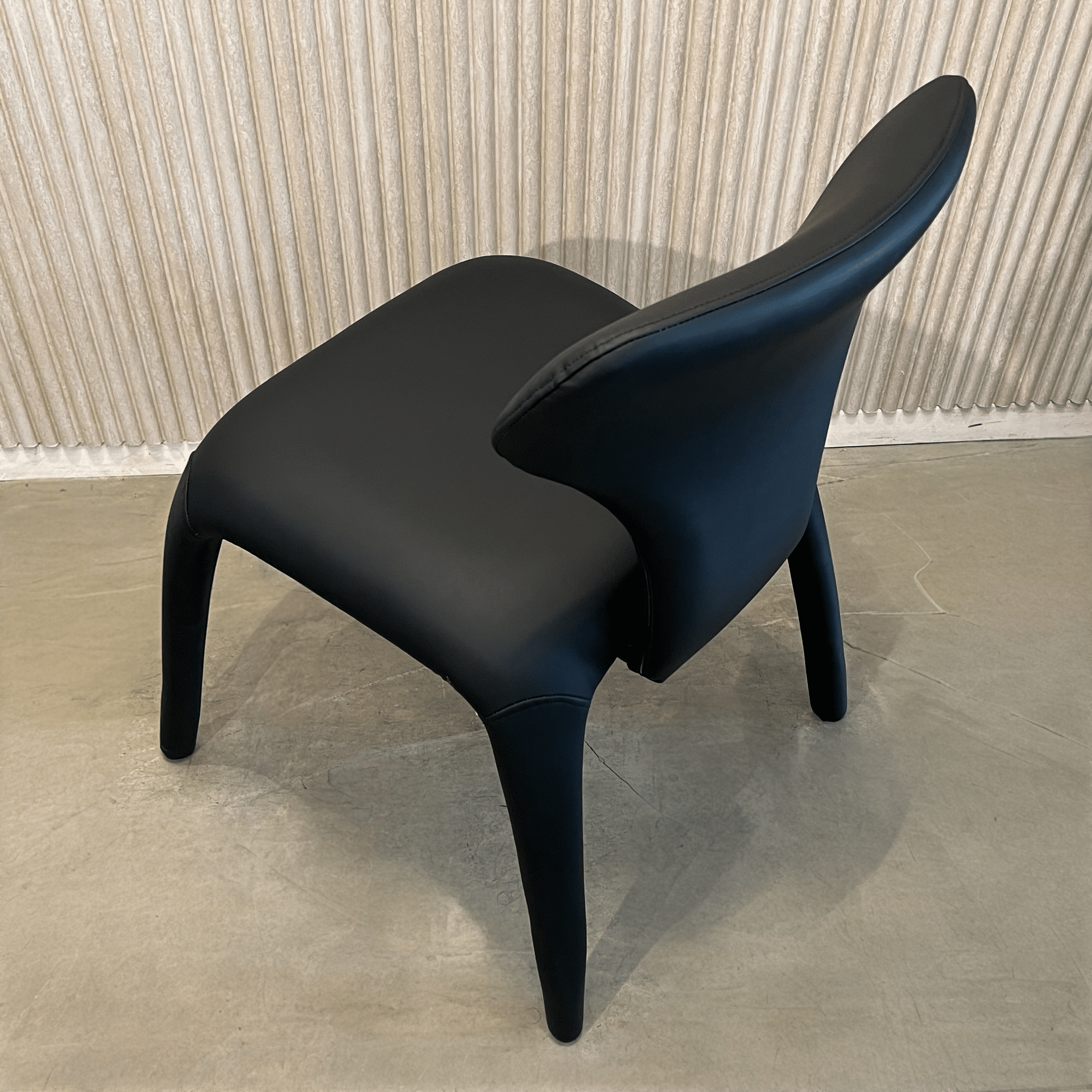 כיסא מעוצב דגם ספיידר דמוי עור שחור