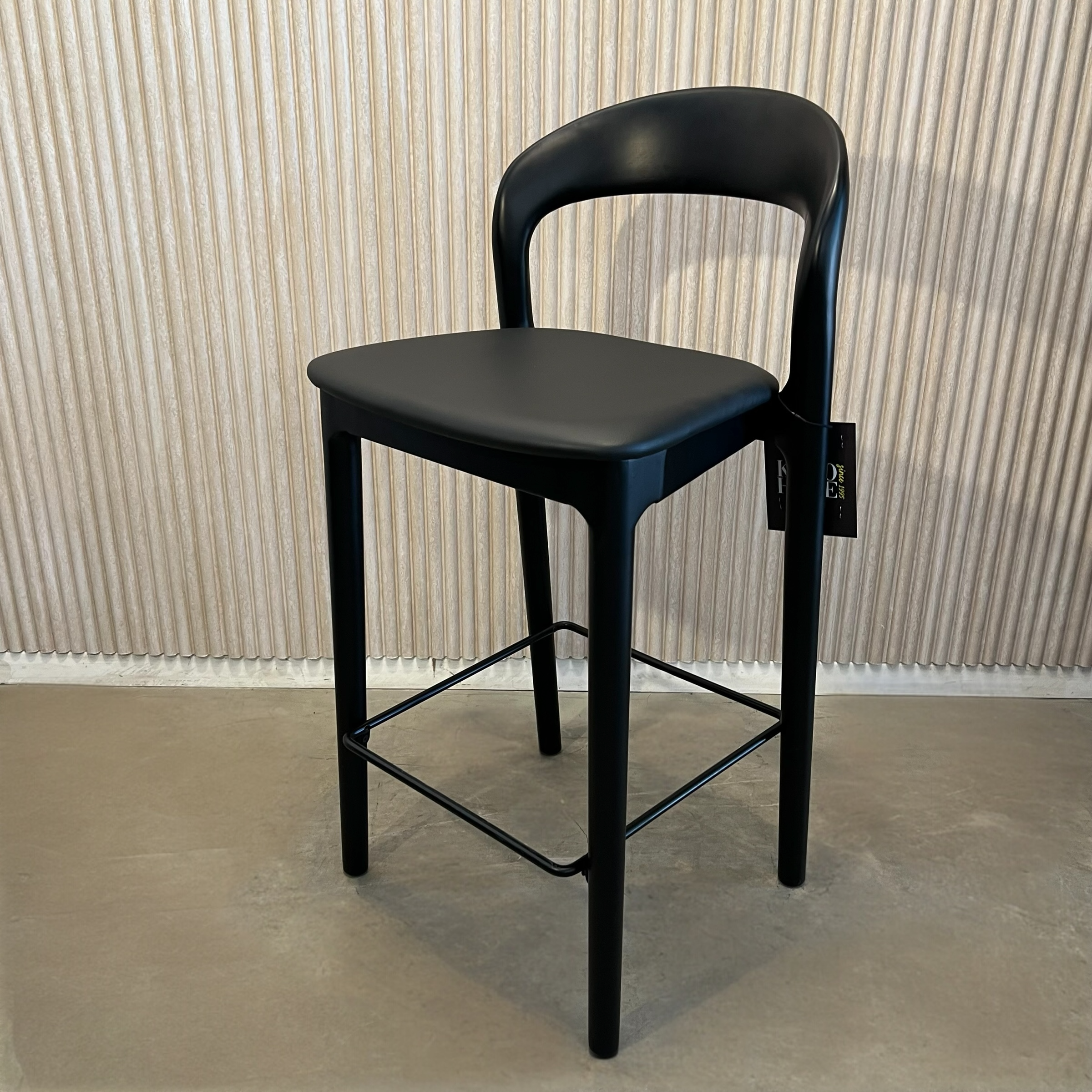 כסא בר דגם דיזל עץ שחור מושב דמוי עור שחור כסא בר דגם דיזל עץ שחור מושב דמוי עור שחור