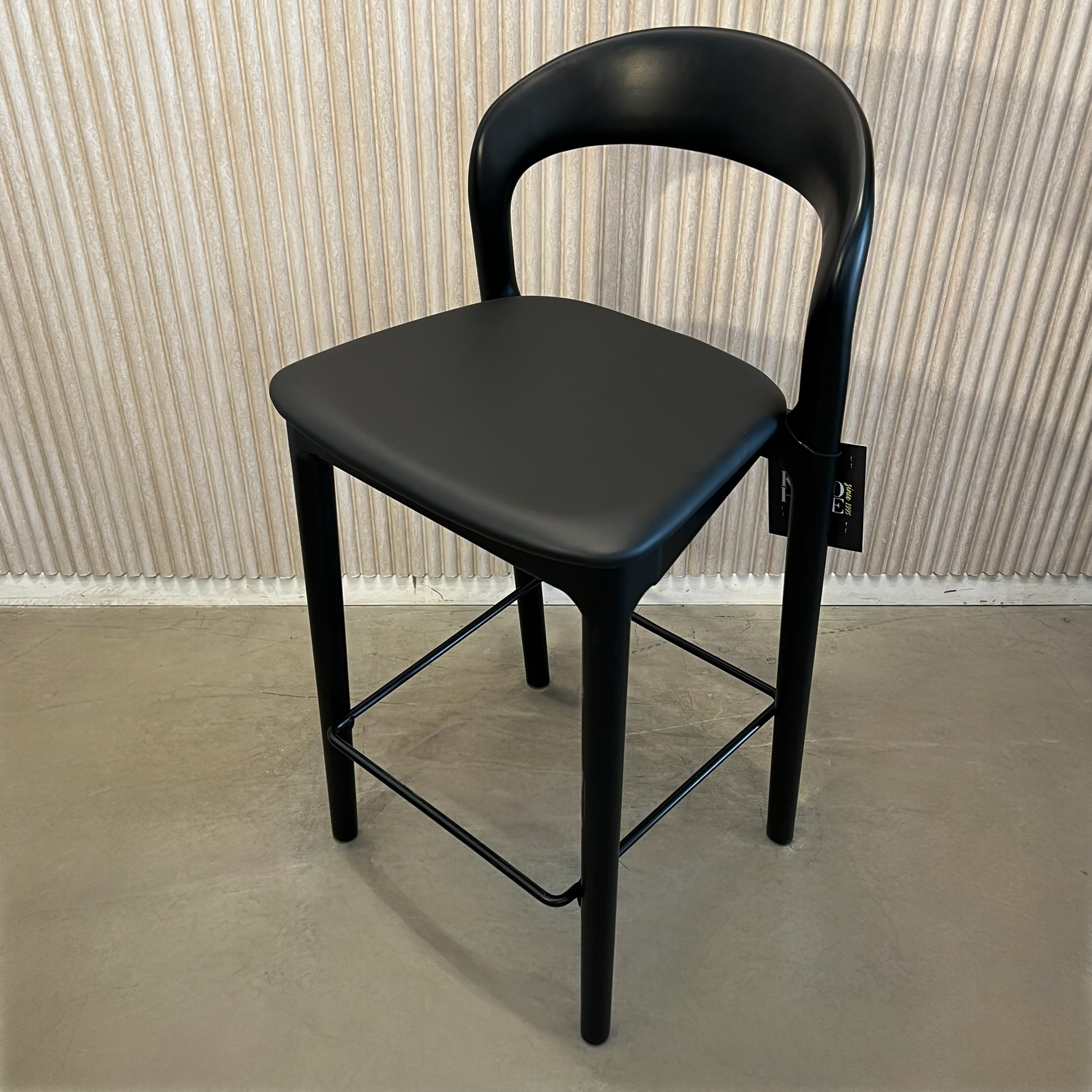 כסא בר דגם דיזל עץ שחור מושב דמוי עור שחור כסא בר דגם דיזל עץ שחור מושב דמוי עור שחור