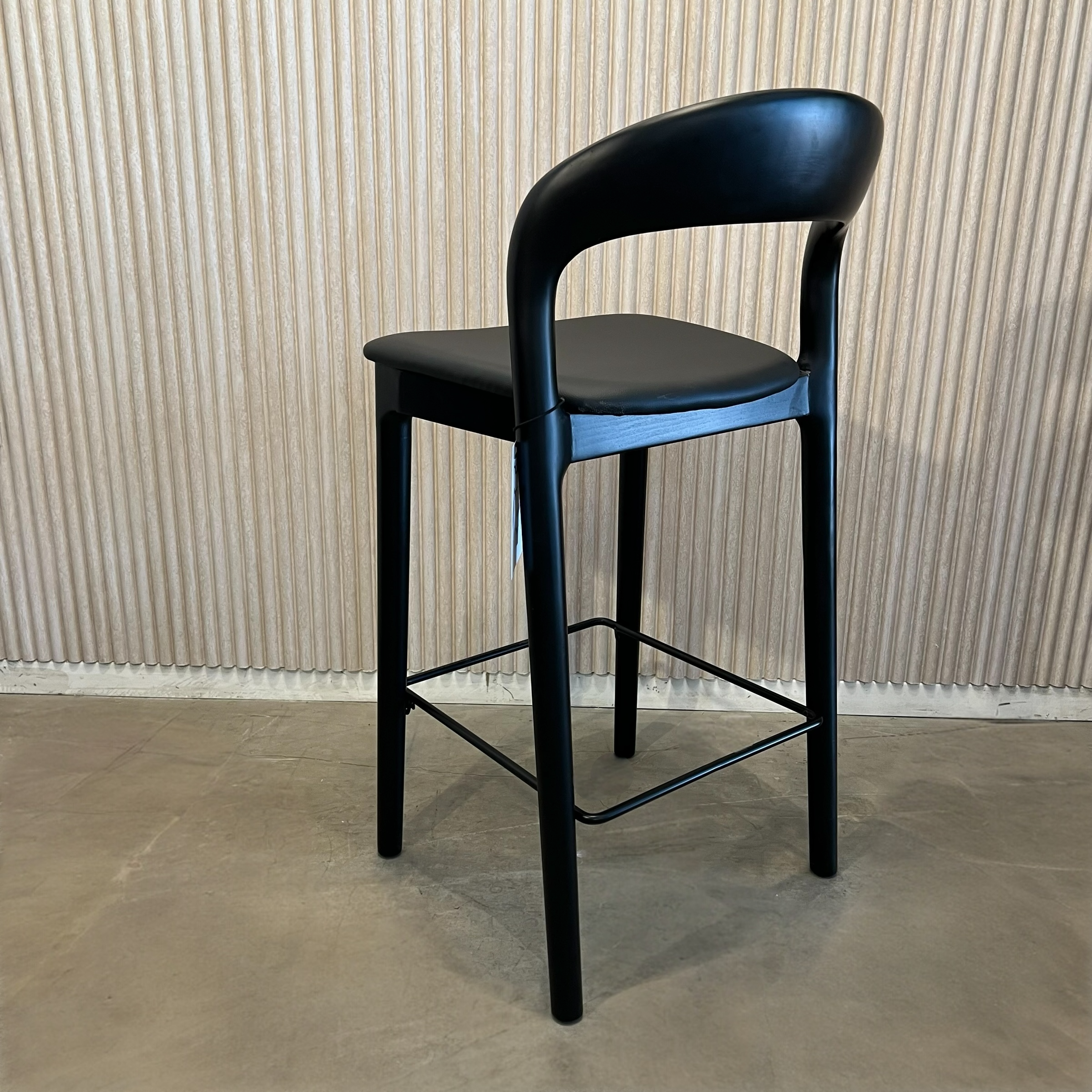 כסא בר דגם דיזל עץ שחור מושב דמוי עור שחור כסא בר דגם דיזל עץ שחור מושב דמוי עור שחור