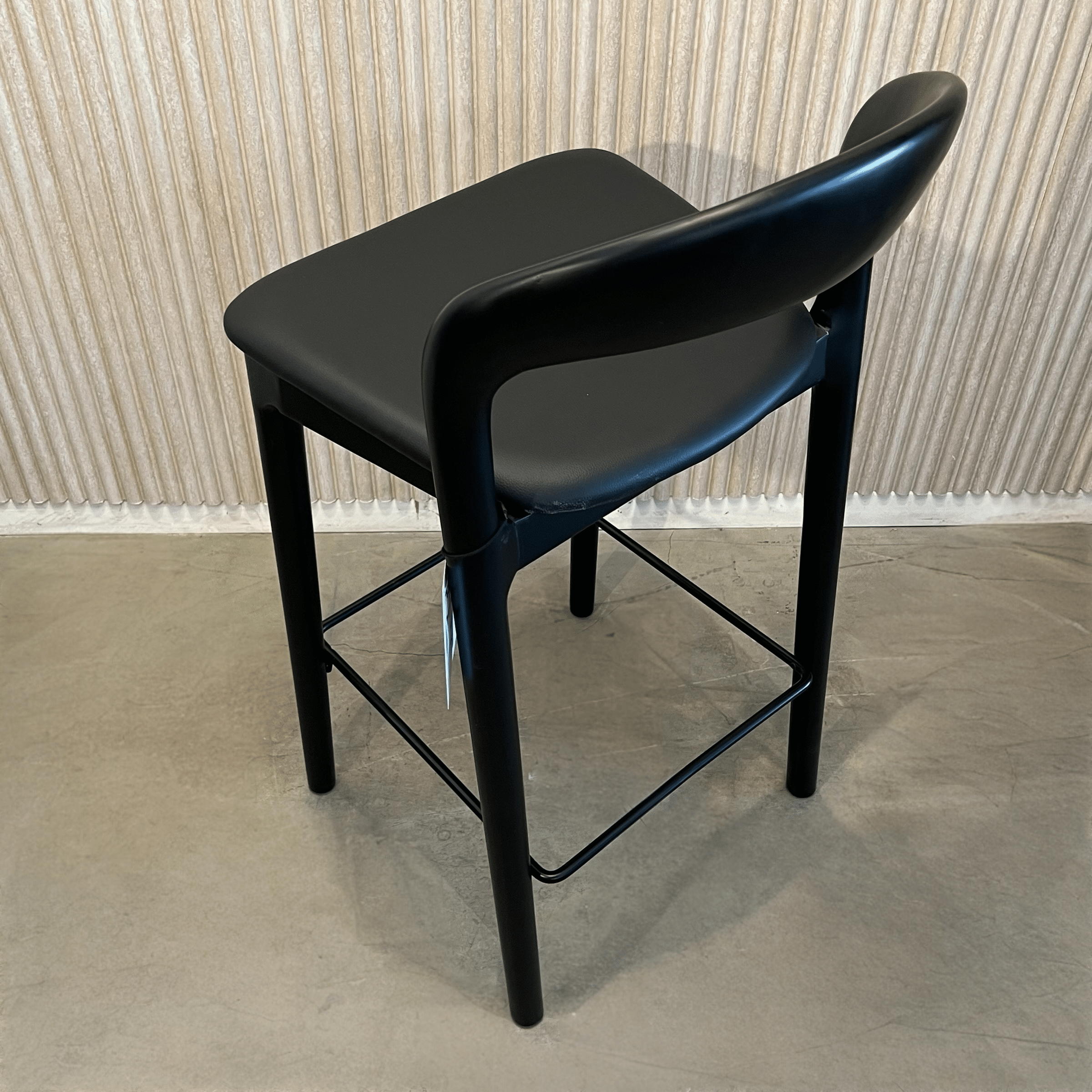 כסא בר דגם דיזל עץ שחור מושב דמוי עור שחור כסא בר דגם דיזל עץ שחור מושב דמוי עור שחור