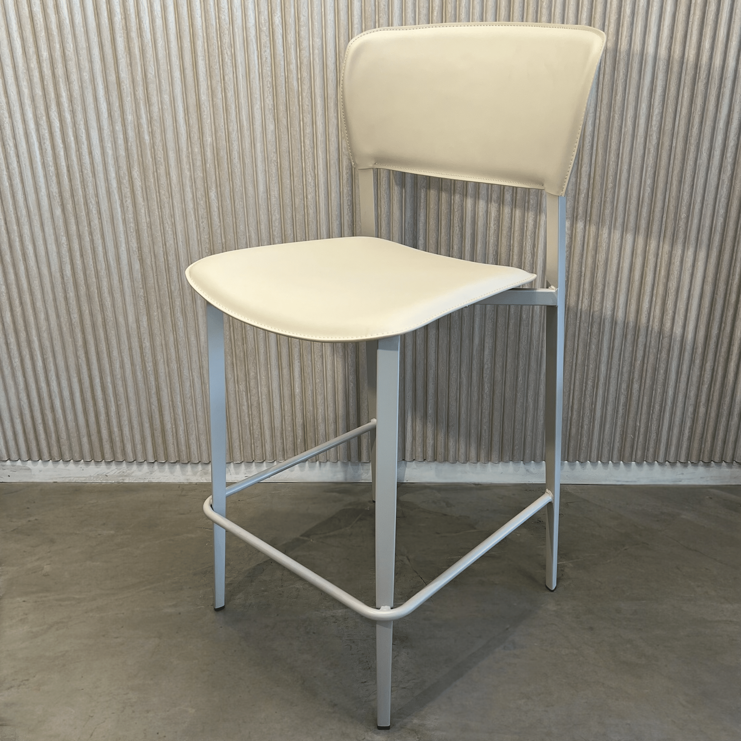 כיסא בר יוקרתי דמוי עור אבן דגם לורן כיסא בר יוקרתי דמוי עור אבן דגם לורן