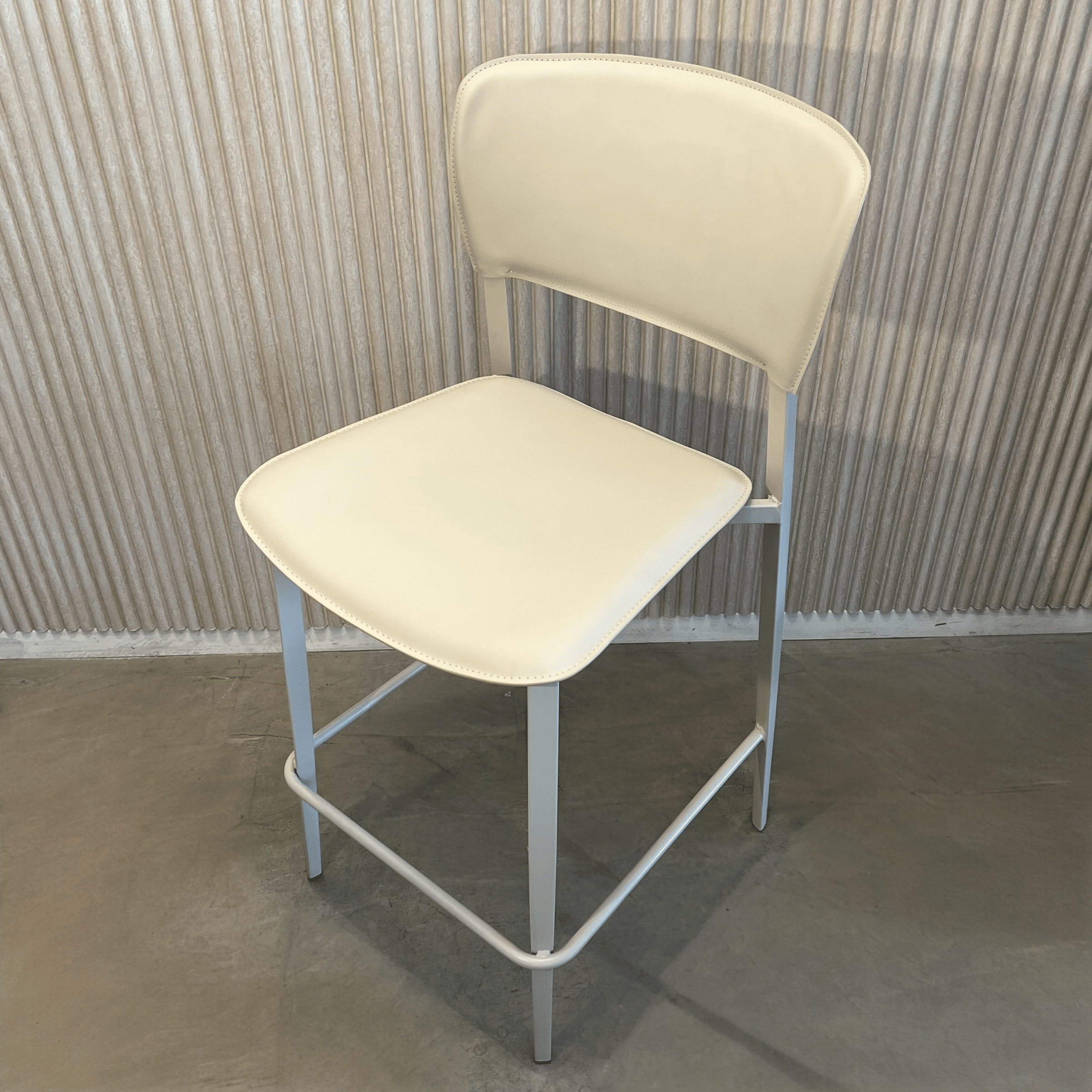 כיסא בר יוקרתי דמוי עור אבן דגם לורן כיסא בר יוקרתי דמוי עור אבן דגם לורן