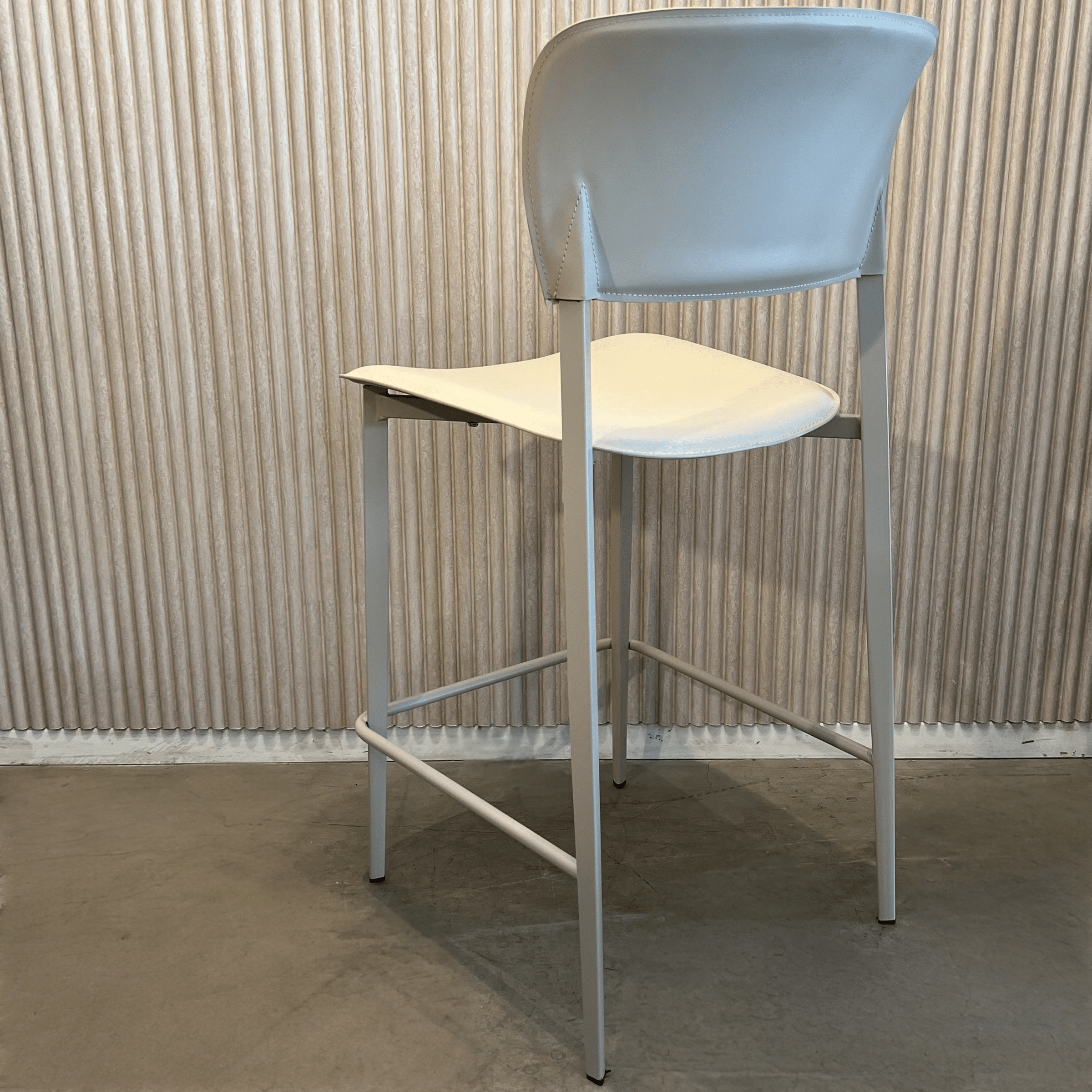 כיסא בר יוקרתי דמוי עור אבן דגם לורן כיסא בר יוקרתי דמוי עור אבן דגם לורן